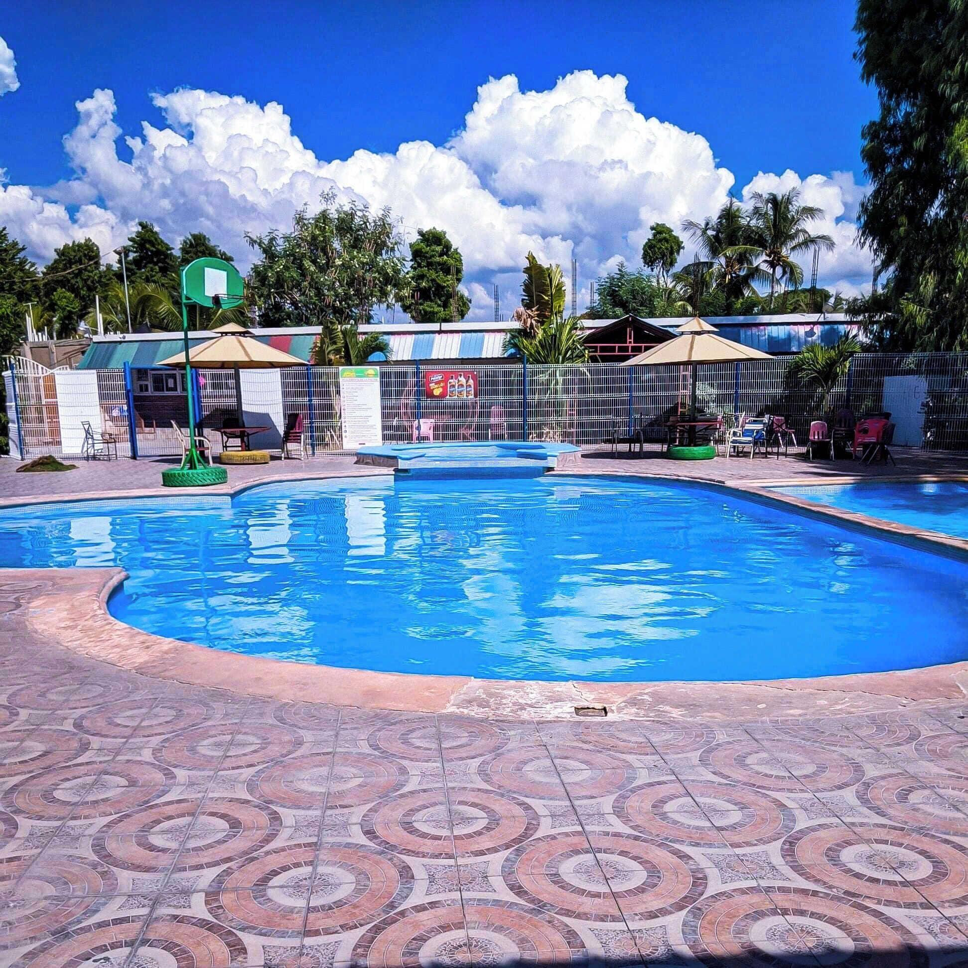 Vista Piscina Auberge Pont-Gaudin