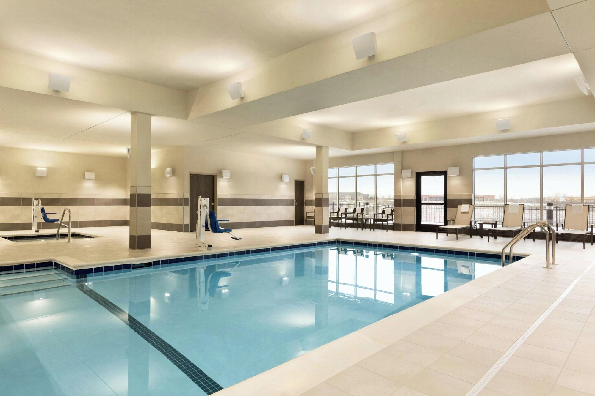 Vista Piscina Courtyard by Marriott St Paul Woodbury