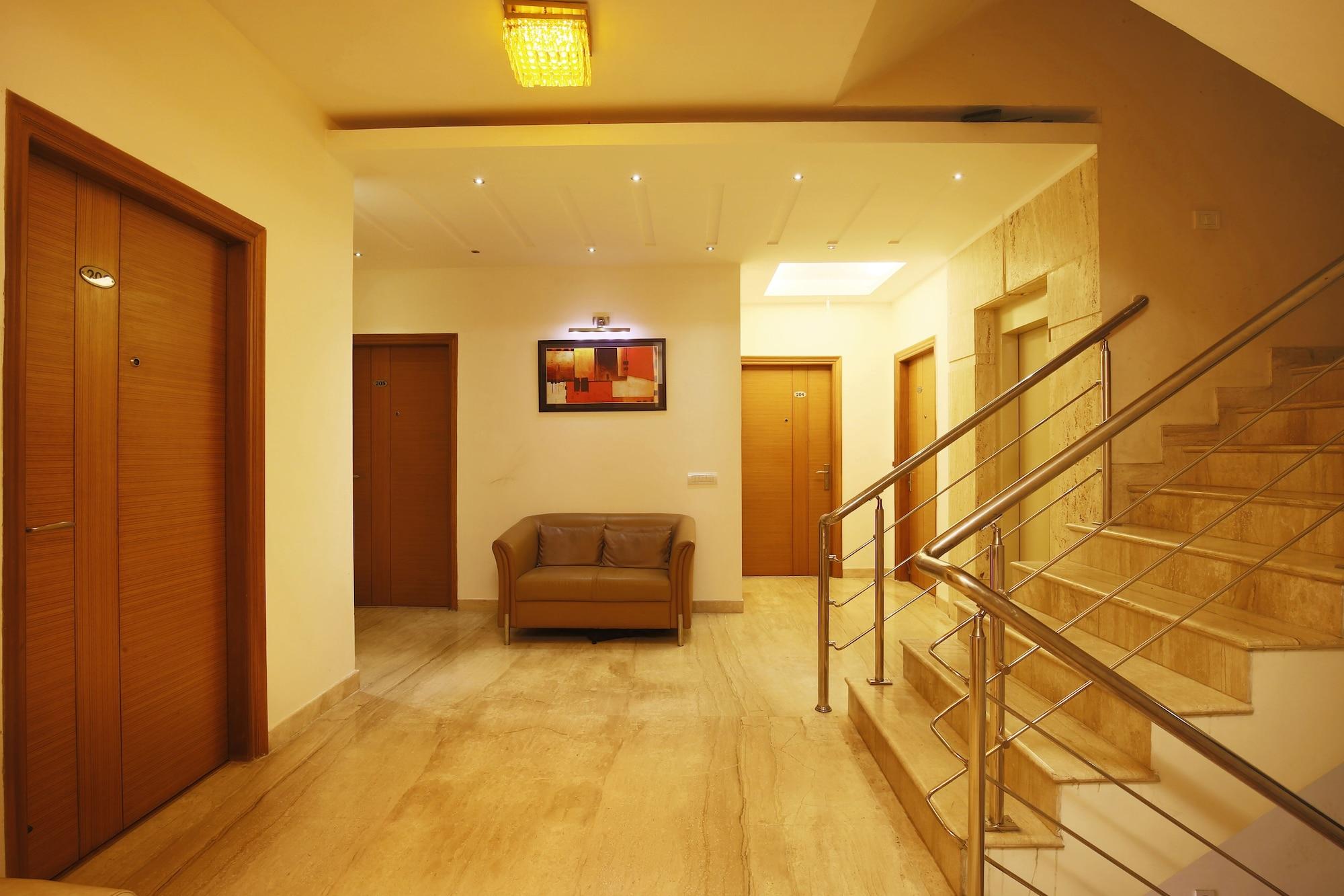 Varios FabHotel GRD DLF Square