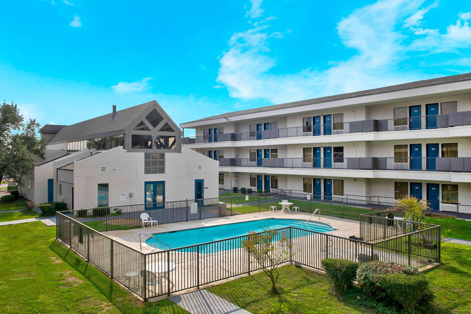 Varios Studio 6 San Antonio, TX - Airport