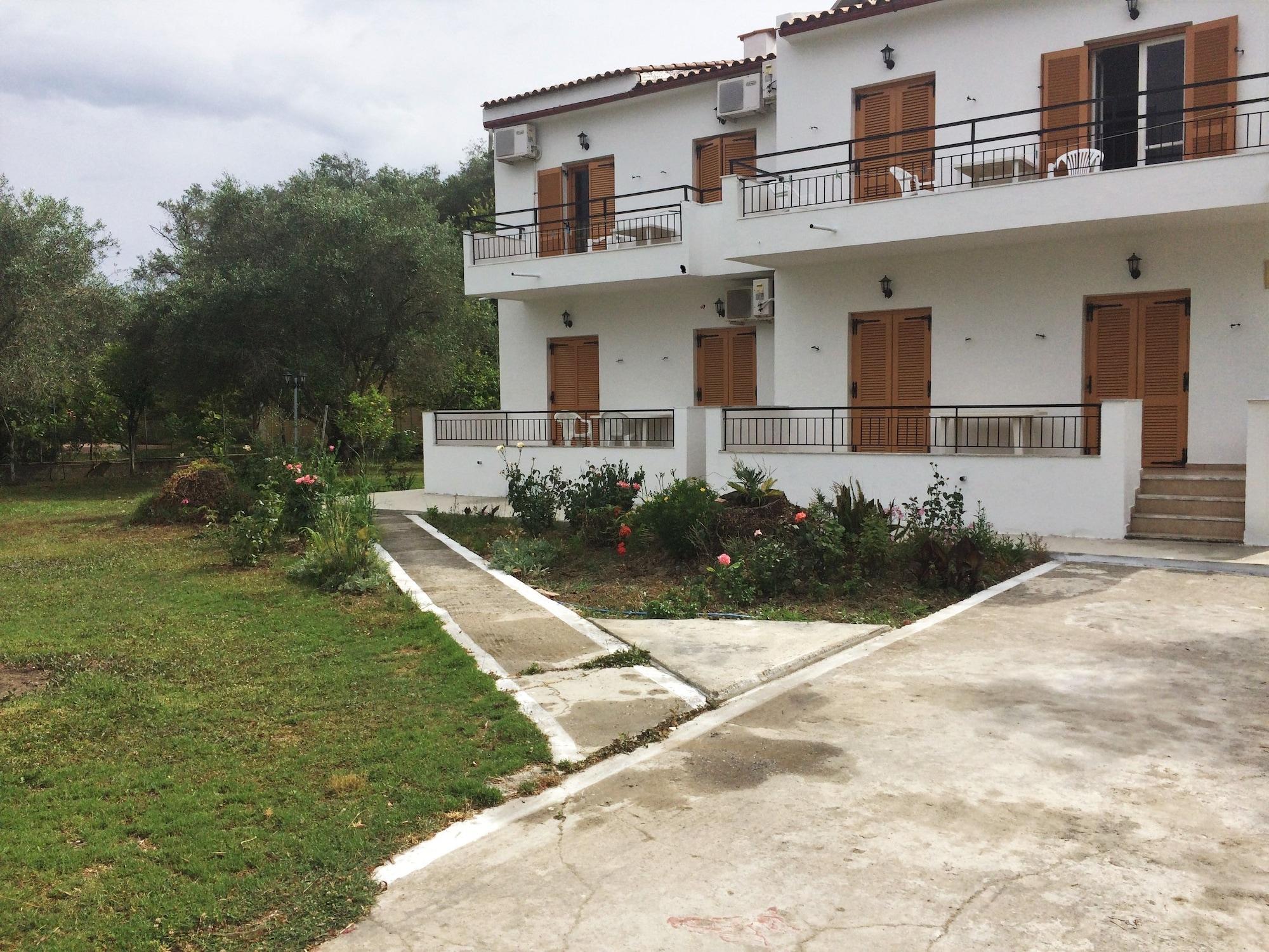 Vista Exterior Captain's Studios & Apartments