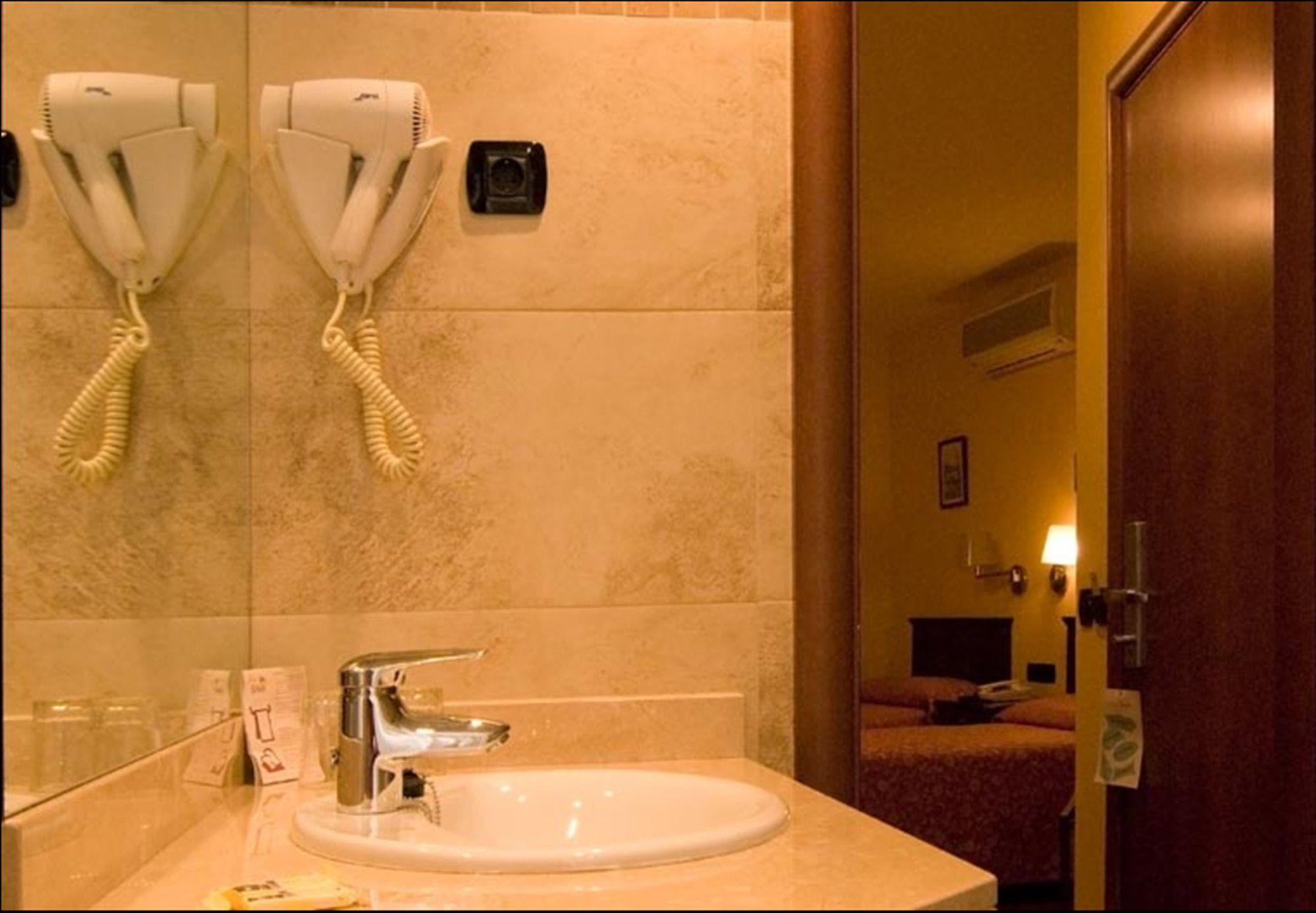 Equipamiento de Habitación Hotel Carlos V Málaga
