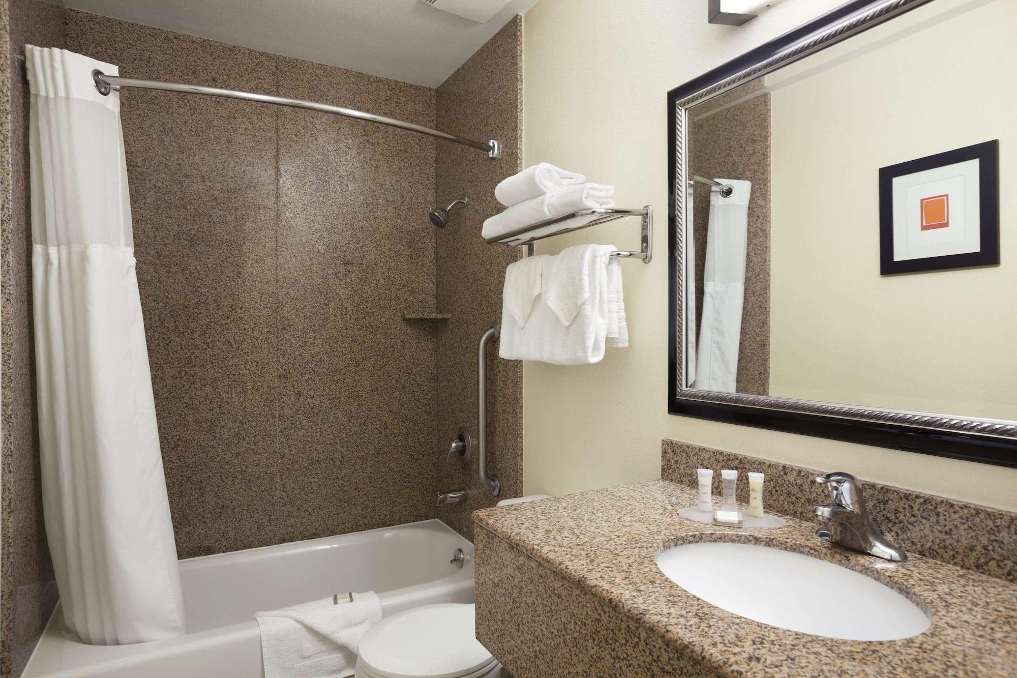 Equipamiento de Habitación Howard Johnson by Wyndham San Diego Sea World