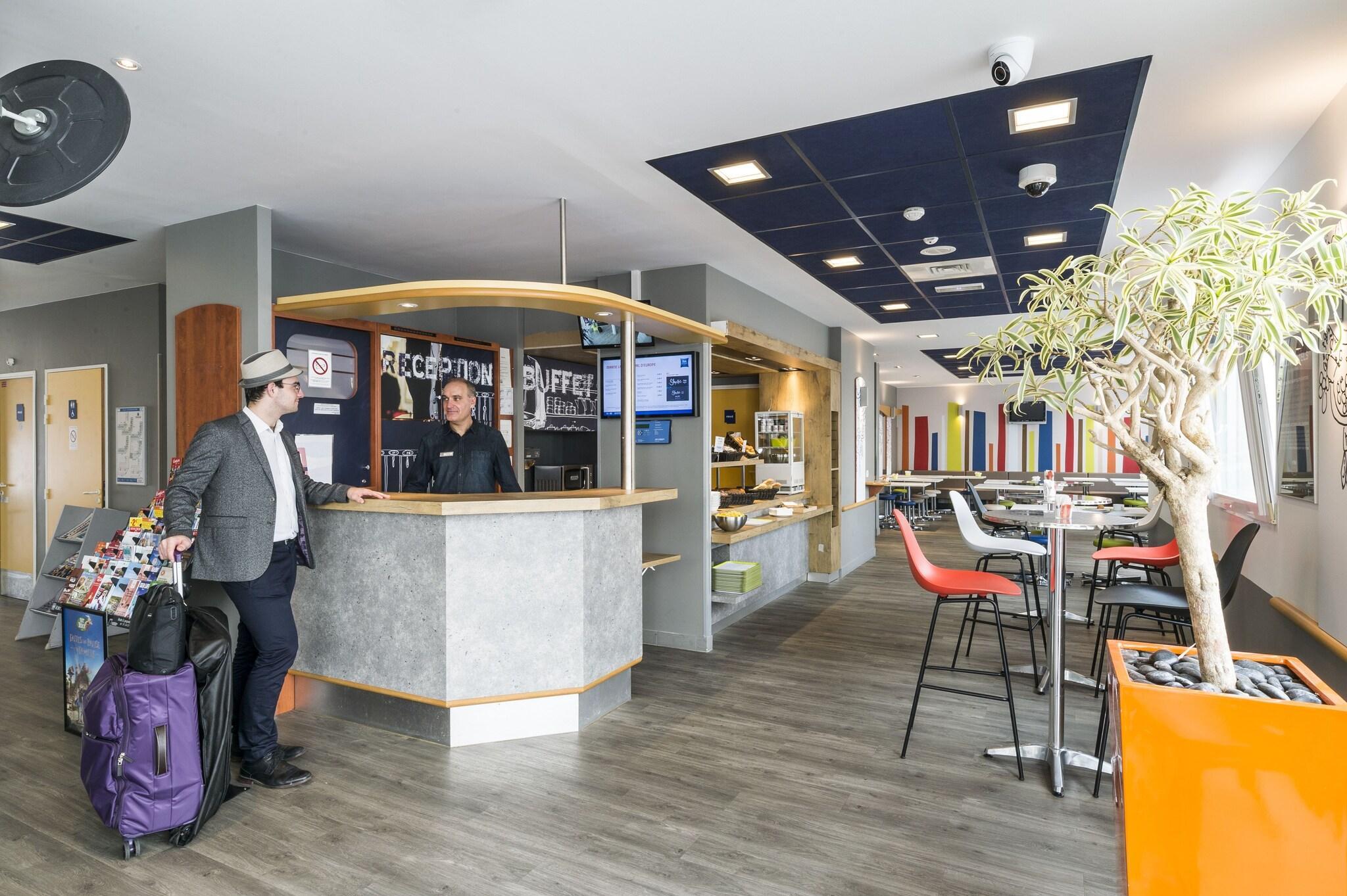 Vista Lobby ibis budget Marne la Vallée Val d'Europe