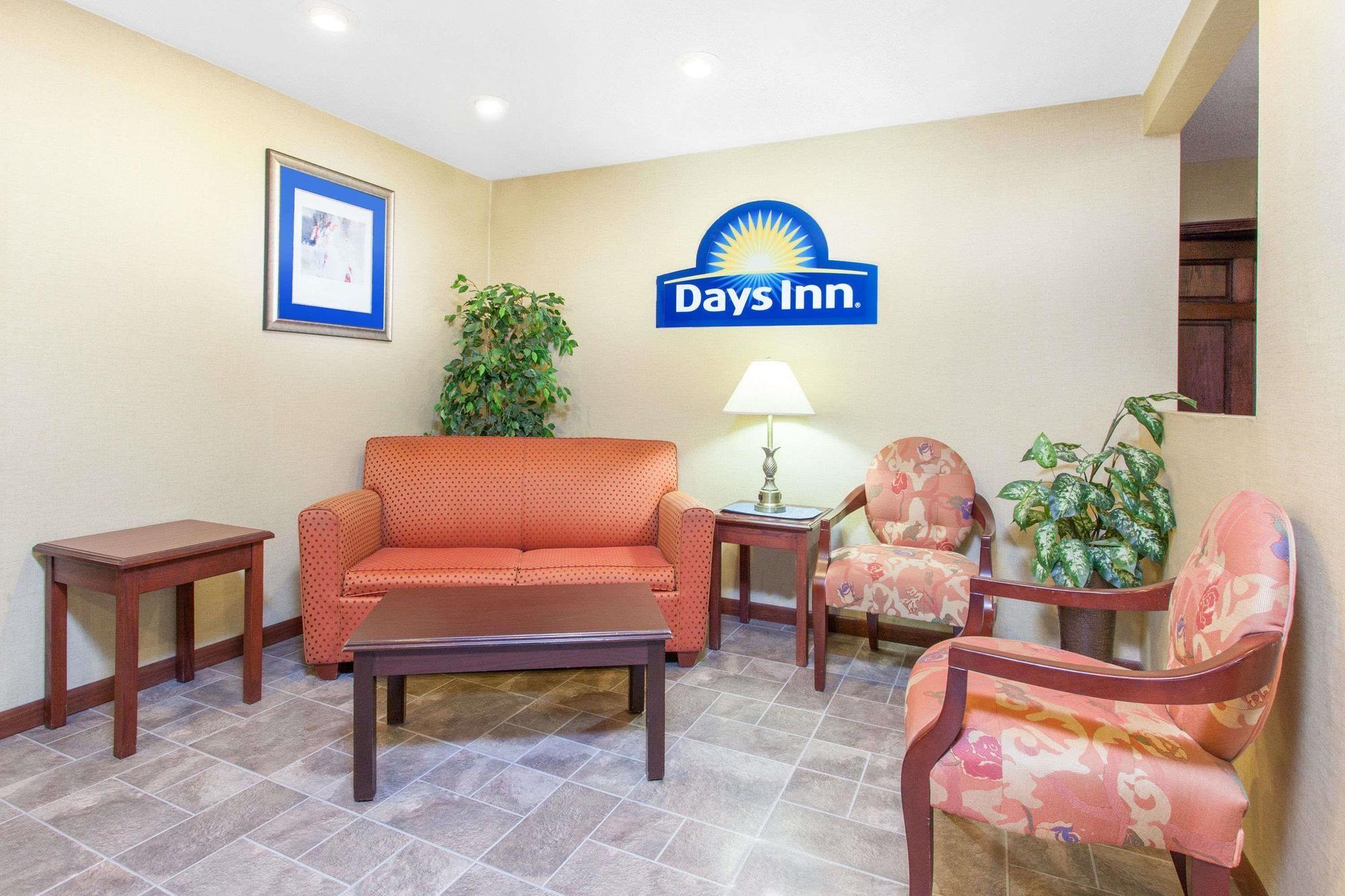 Vista Lobby Days Inn by Wyndham Maumee/Toledo