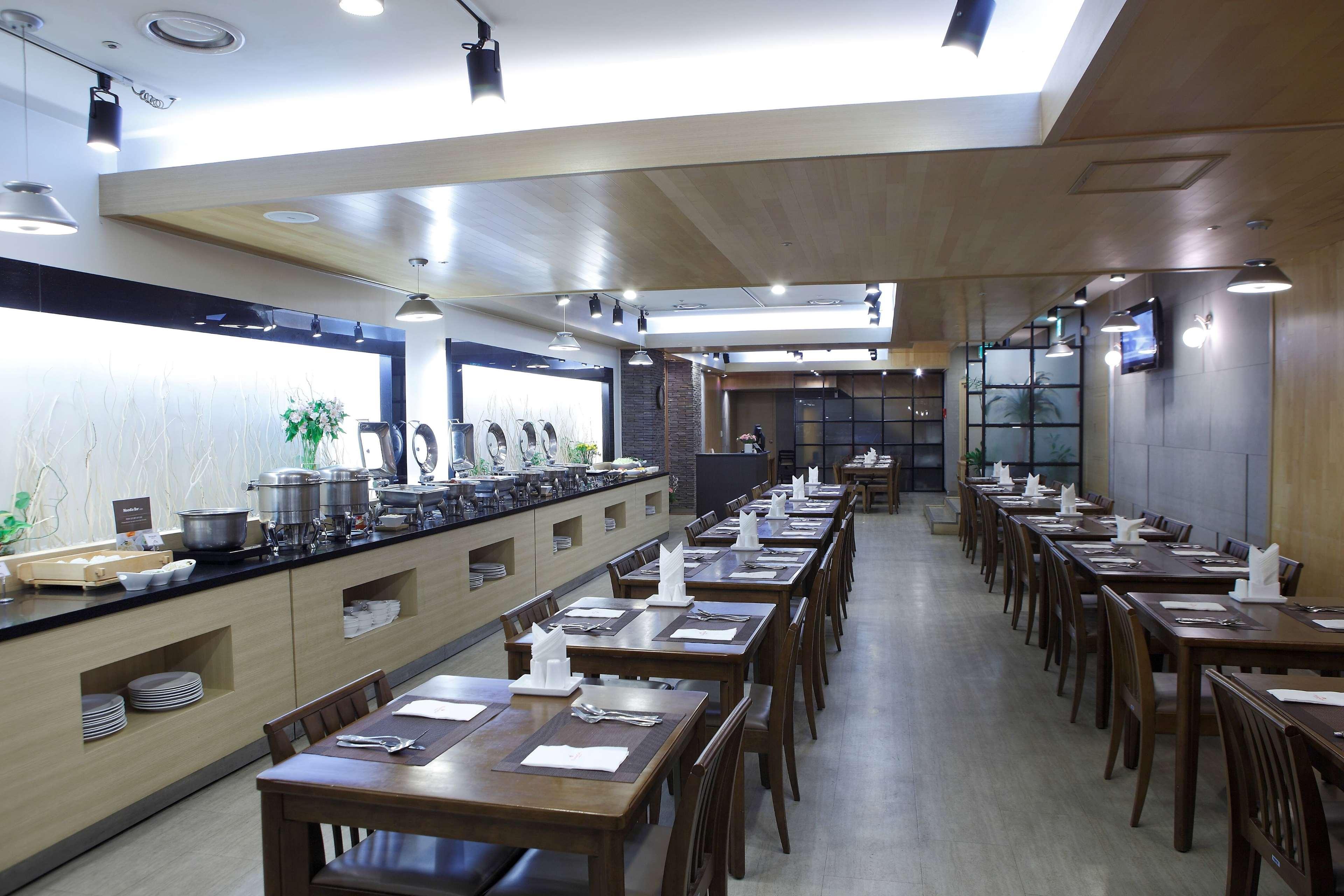 Restaurant Ramada by Wyndham Dongtan Hotel
