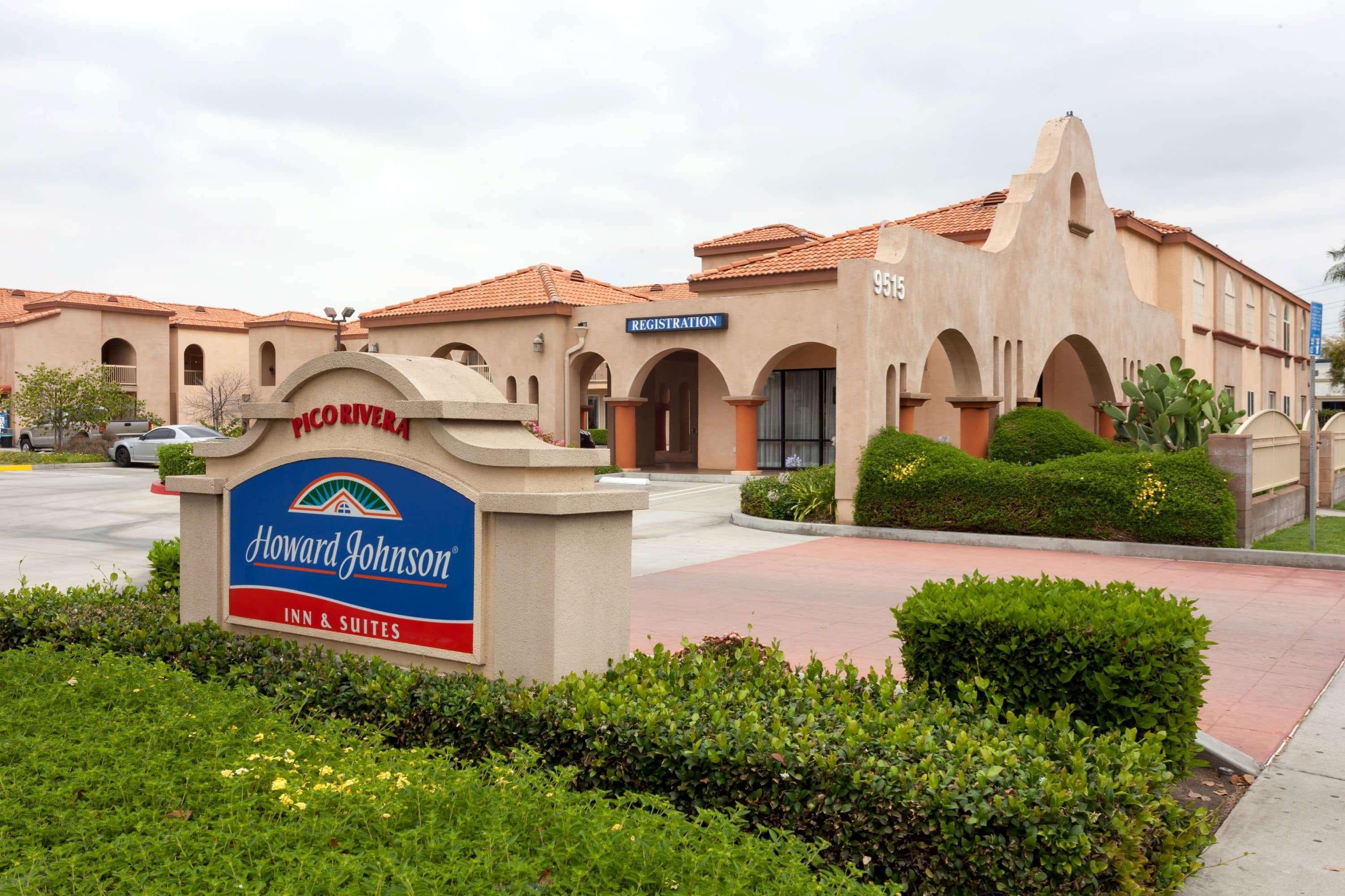 Vista Exterior Howard Johnson Hotel & Suites by Wyndham Pico Rivera