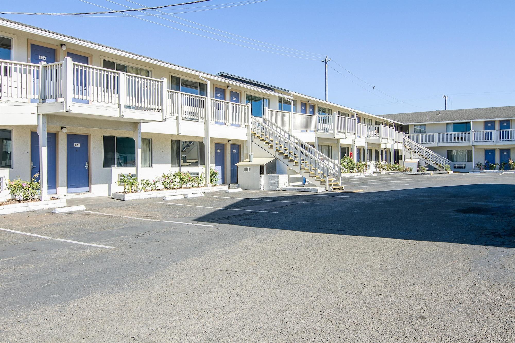 Vista Exterior Motel 6 Fort Bragg, CA