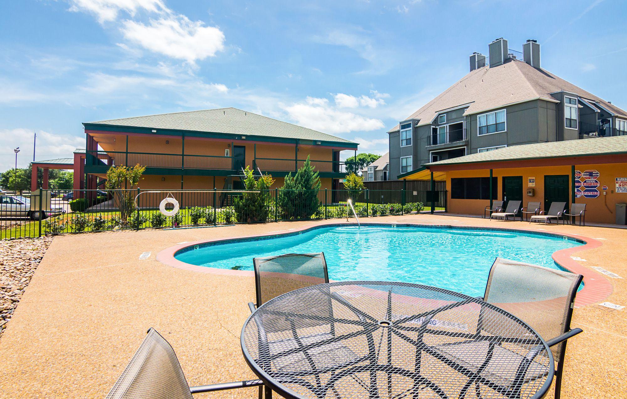 Vista da piscina Quality Inn & Suites Garland - East Dallas
