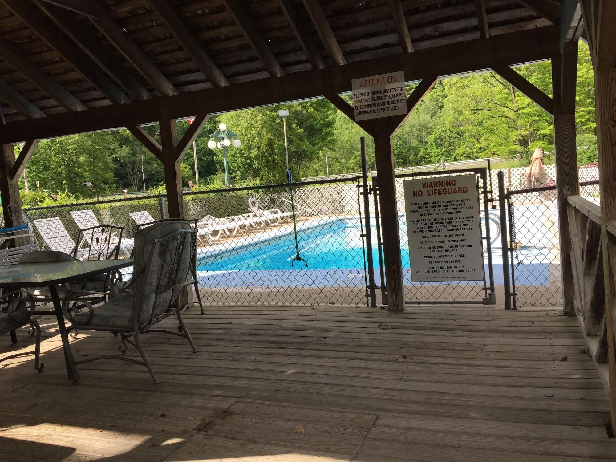 Varios Adirondack Oasis Motel