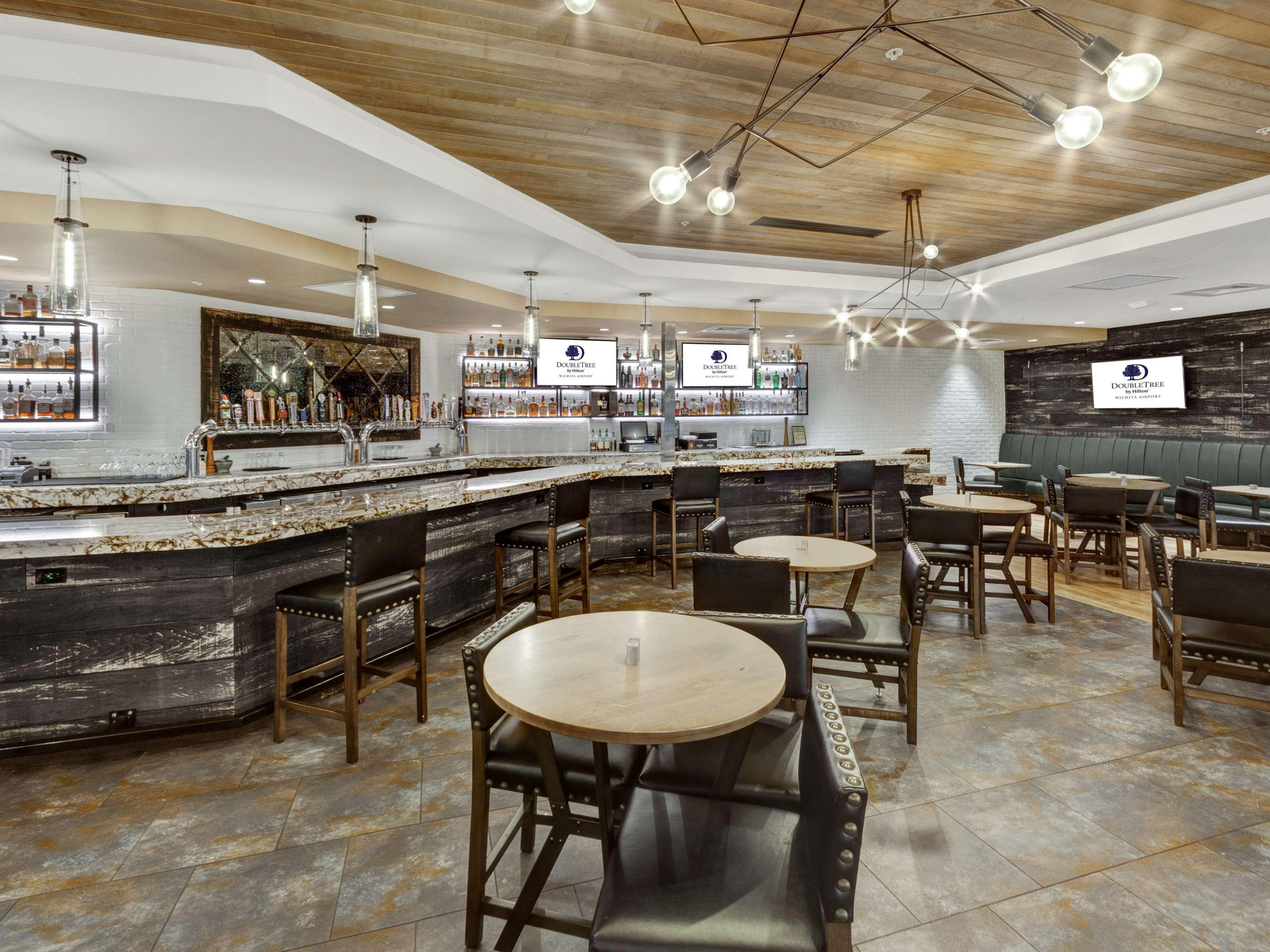 Bar/Salón DoubleTree by Hilton Hotel Wichita Airport