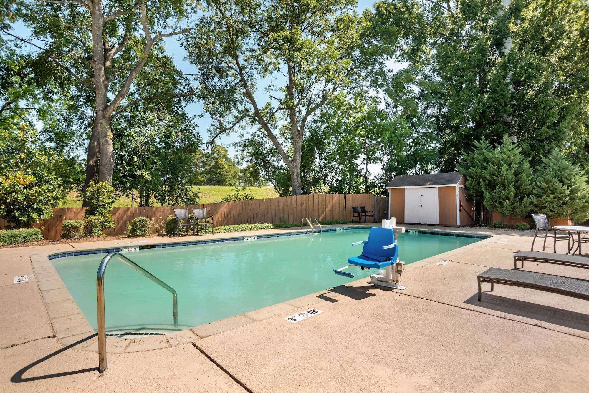 Vista Piscina Country Inn & Suites by Radisson, Montgomery East I-85