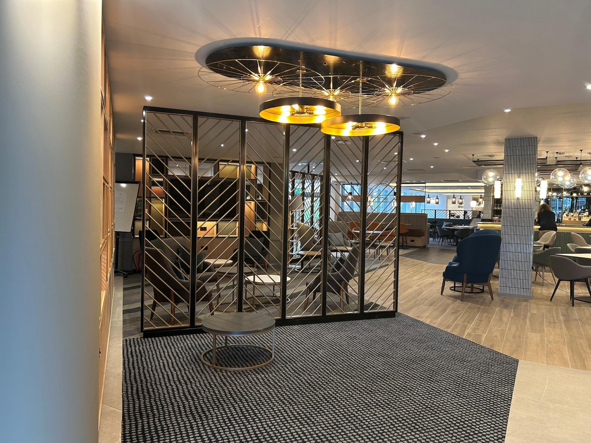 Vista Lobby London Luton Vale Hotel