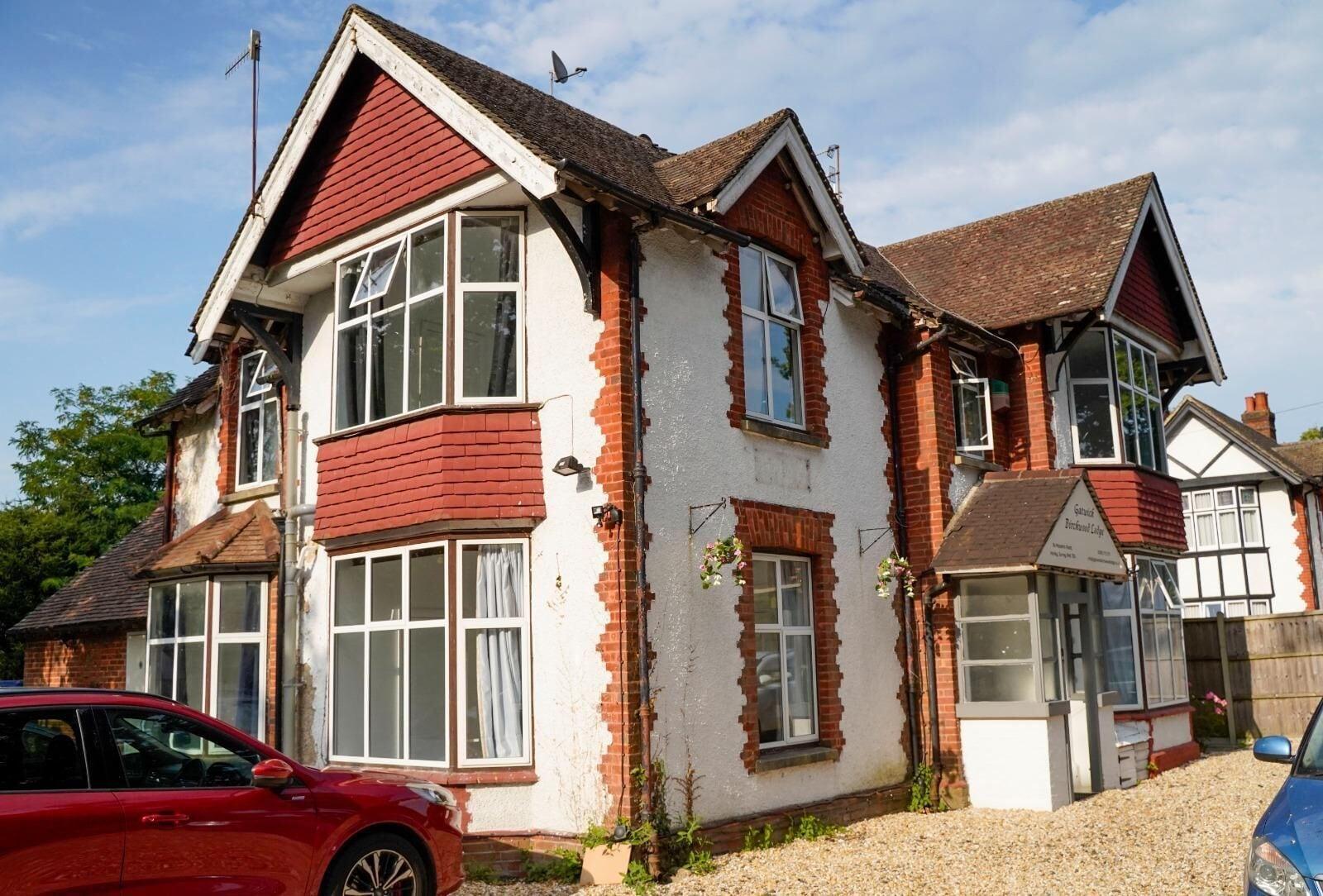 Vista Exterior Gatwick Birchwood Lodge