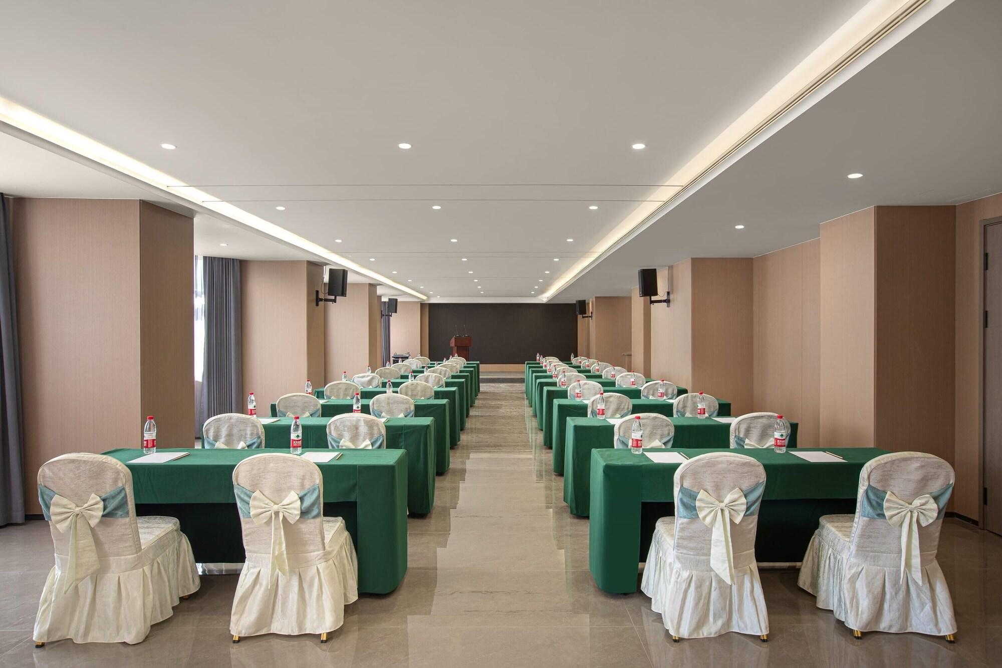 Sala de Reuniones Ramada by Wyndham Urumqi Midong