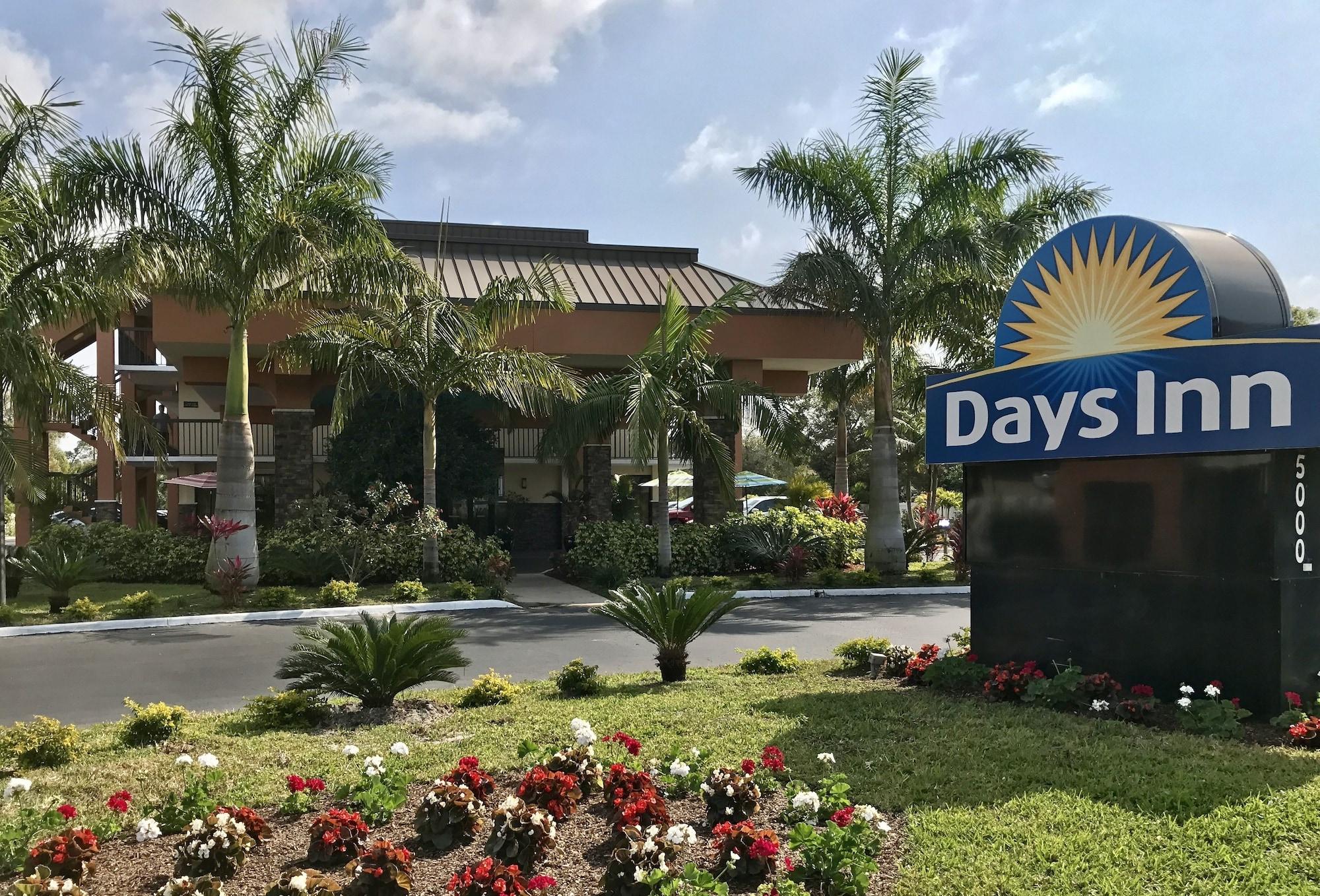 Vista Exterior Days Inn by Wyndham Sarasota Bay