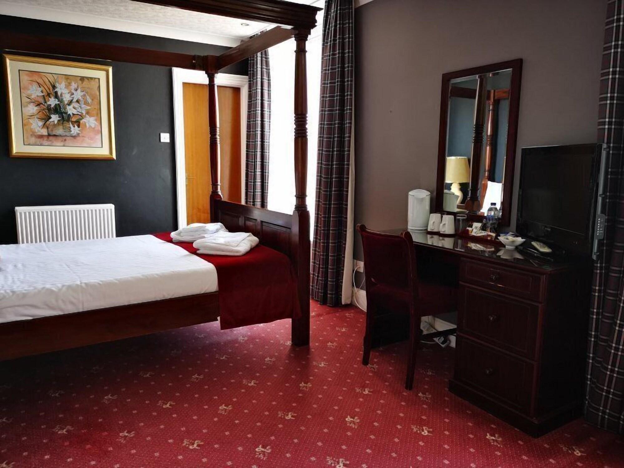 Varios Caledonian Hotel