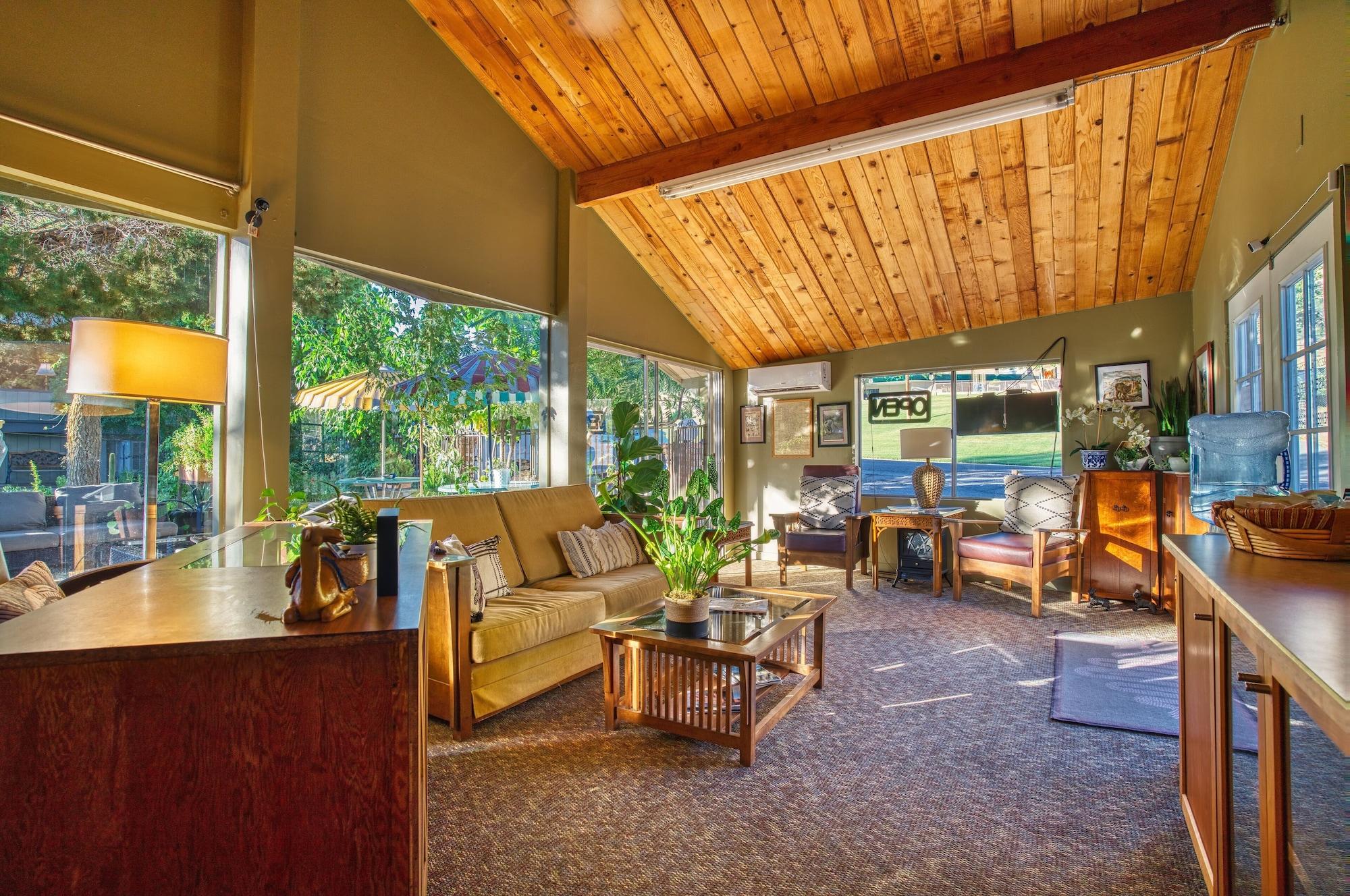 Vista Lobby Piazza's Pine Cone Inn