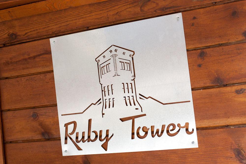 Vista Exterior Ruby Tower Apartments