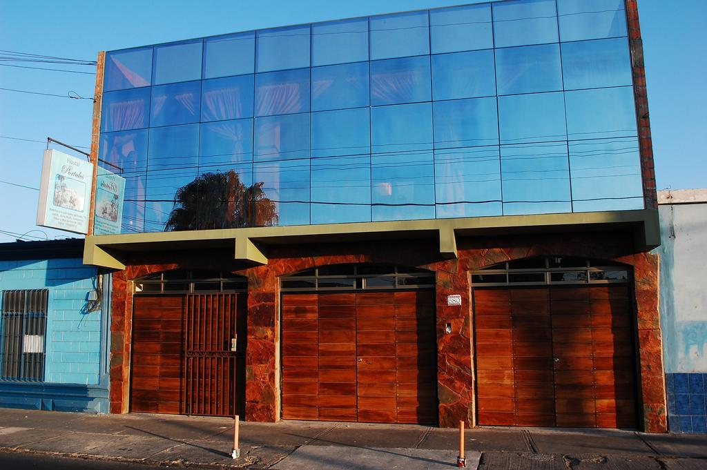 Vista Exterior Hostal Portales