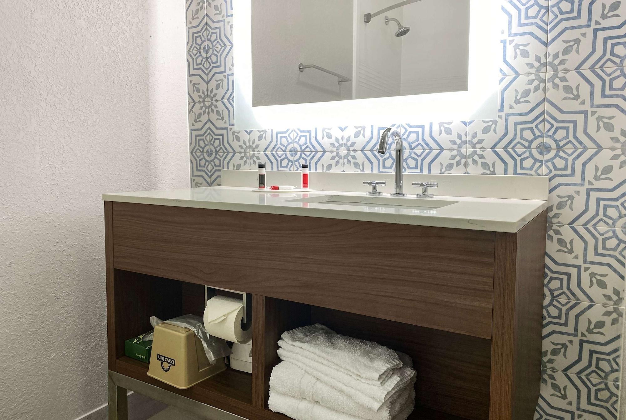 Equipamiento de Habitación Days Inn & Suites by Wyndham Peachtree Corners/Norcross