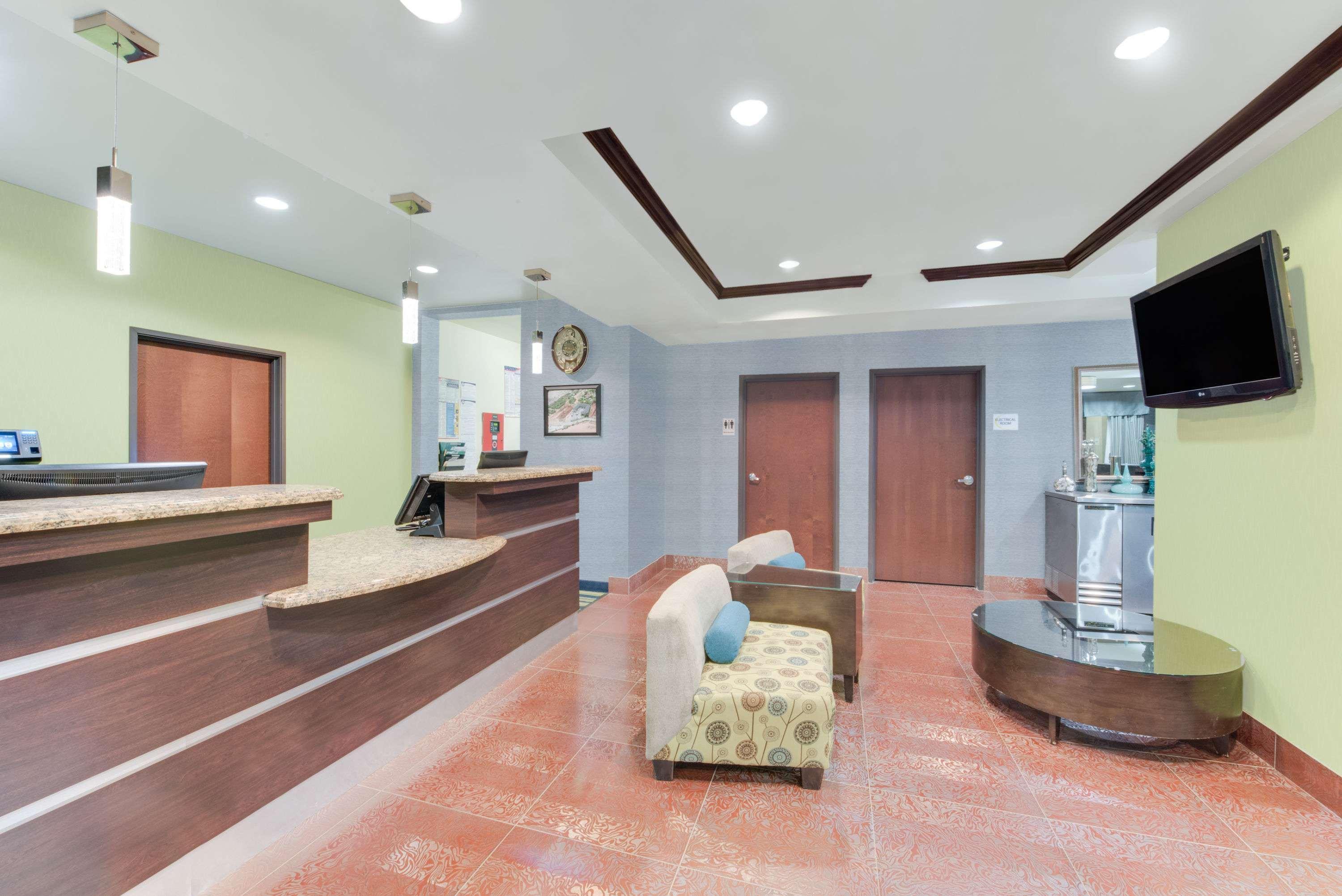 Vista Lobby Super 8 by Wyndham Cotulla TX