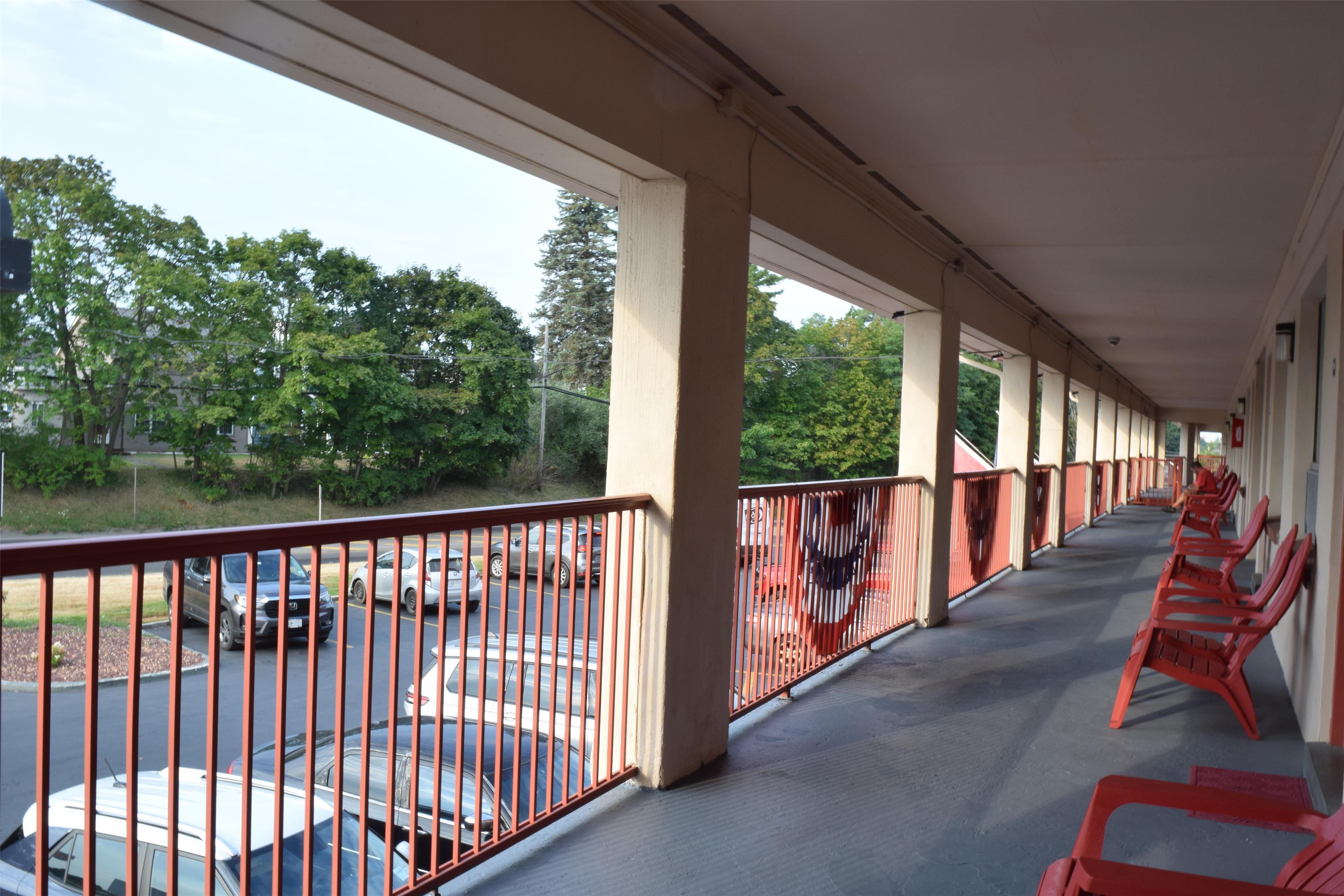 Vista Exterior Knights Inn Oswego