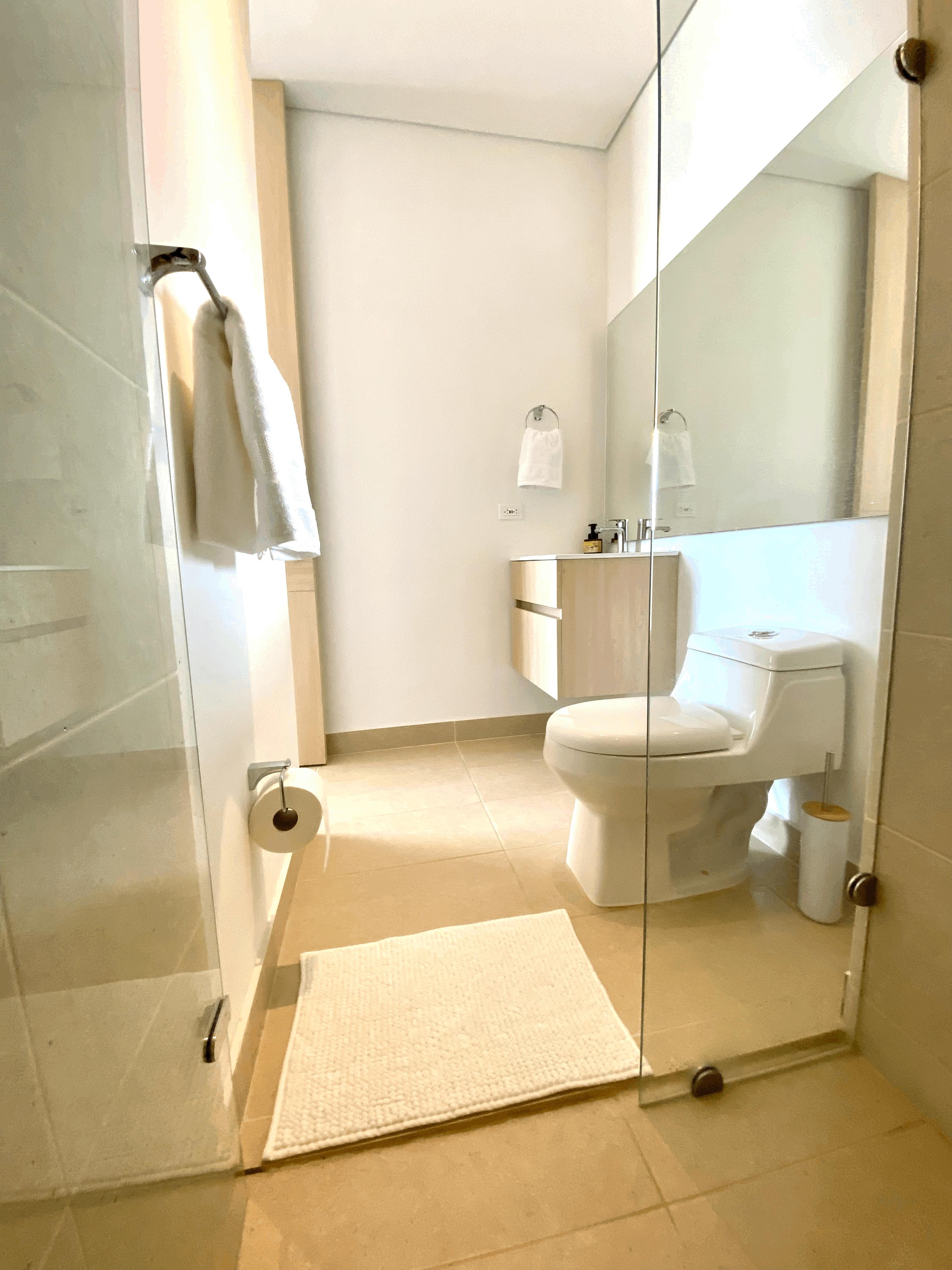 Baño Blue Loft * Oceanview Minimalist Studio in Marina * Rooftop Pool + Pime Location