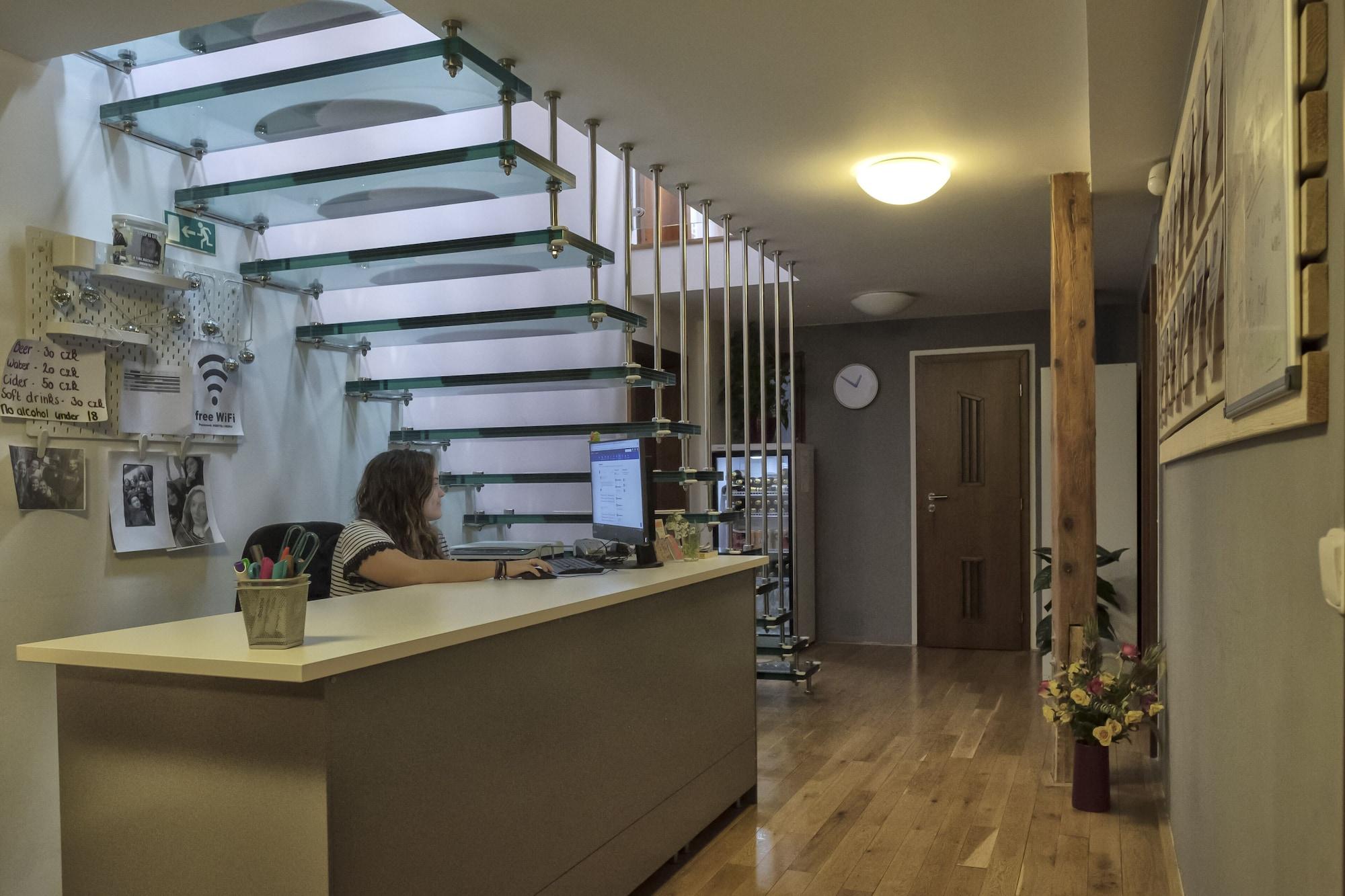 Vista Lobby Hostel One Miru