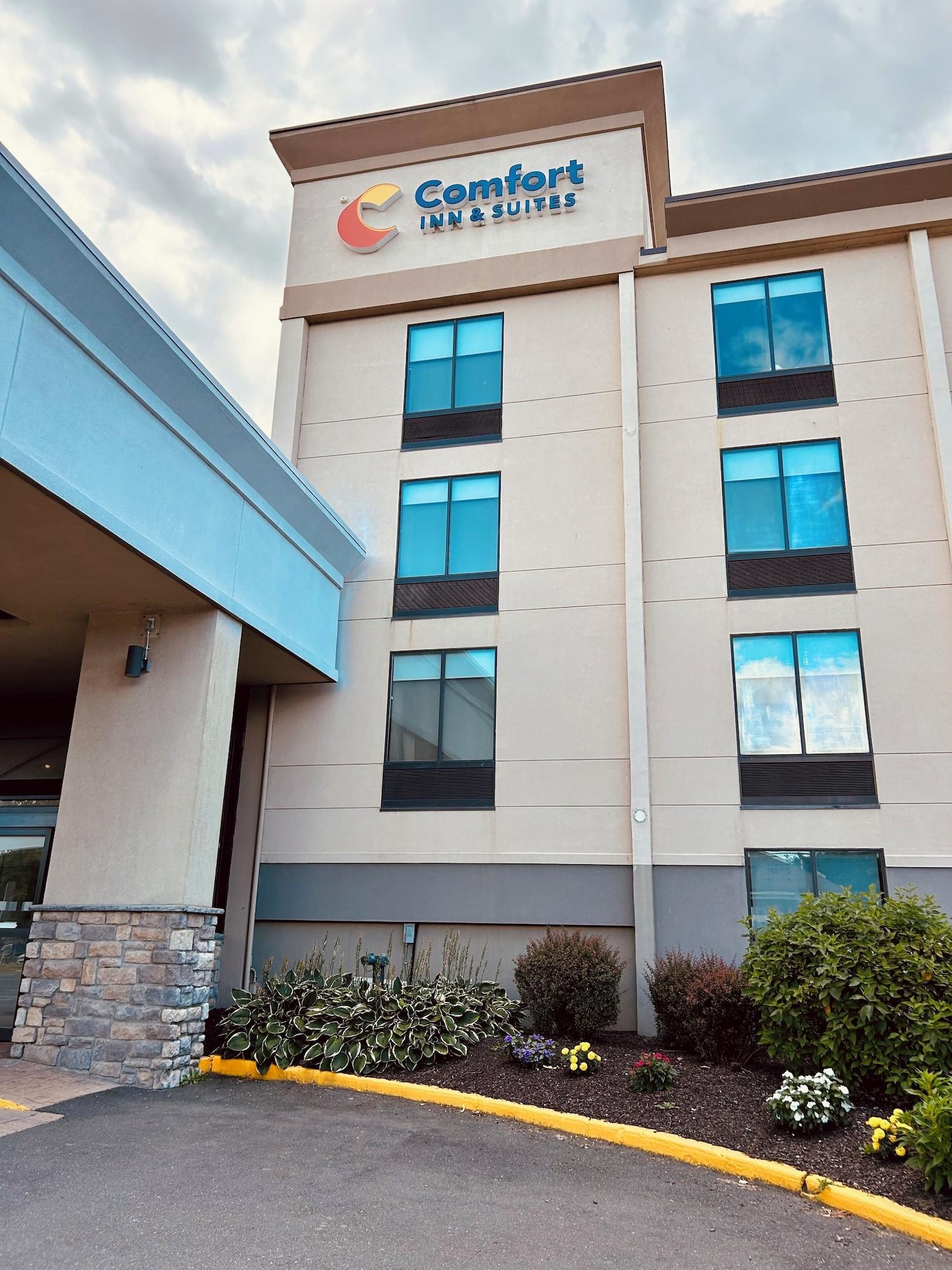 Vista Exterior Comfort Inn & Suites Danbury-Bethel