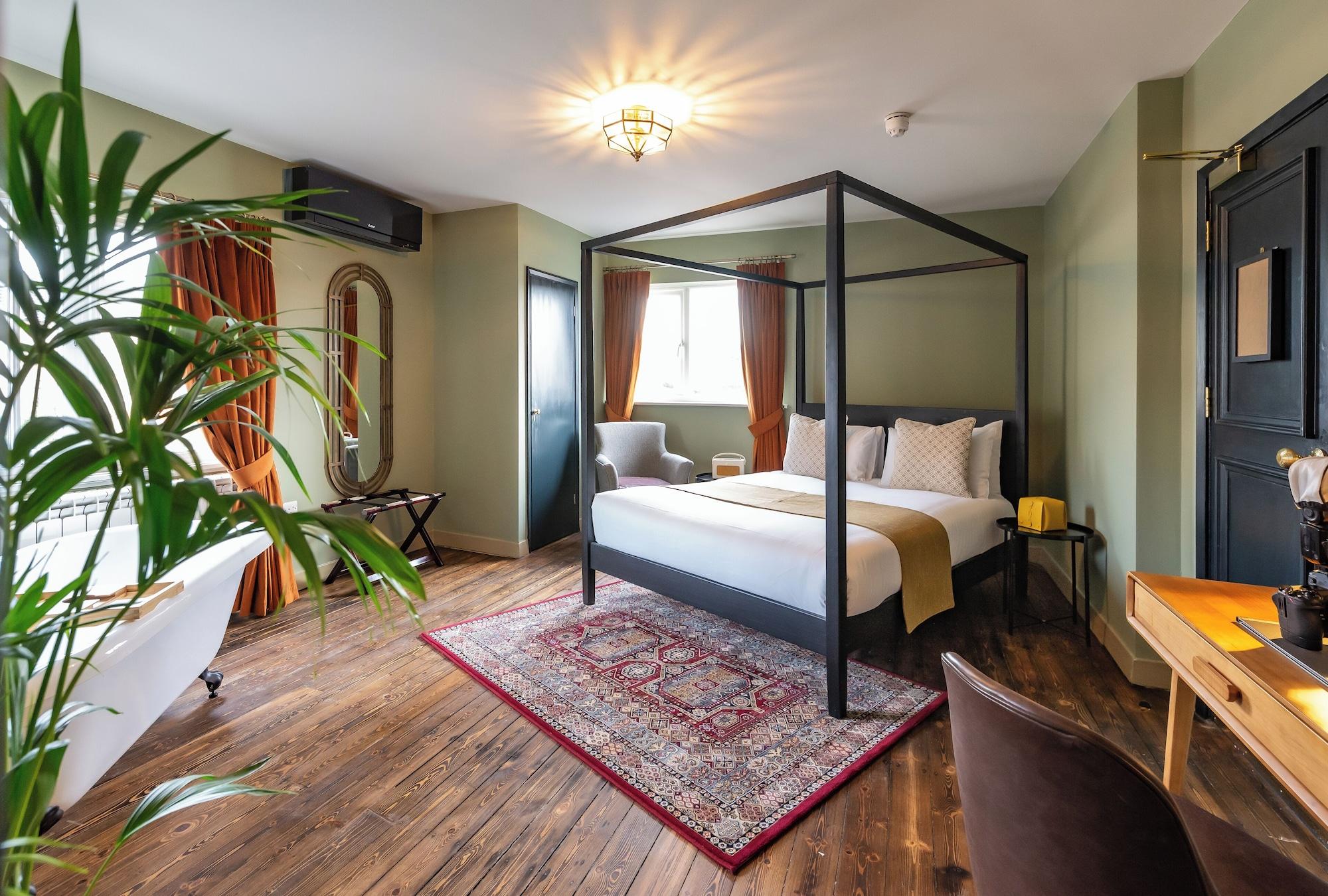 Varios Bear Hotel