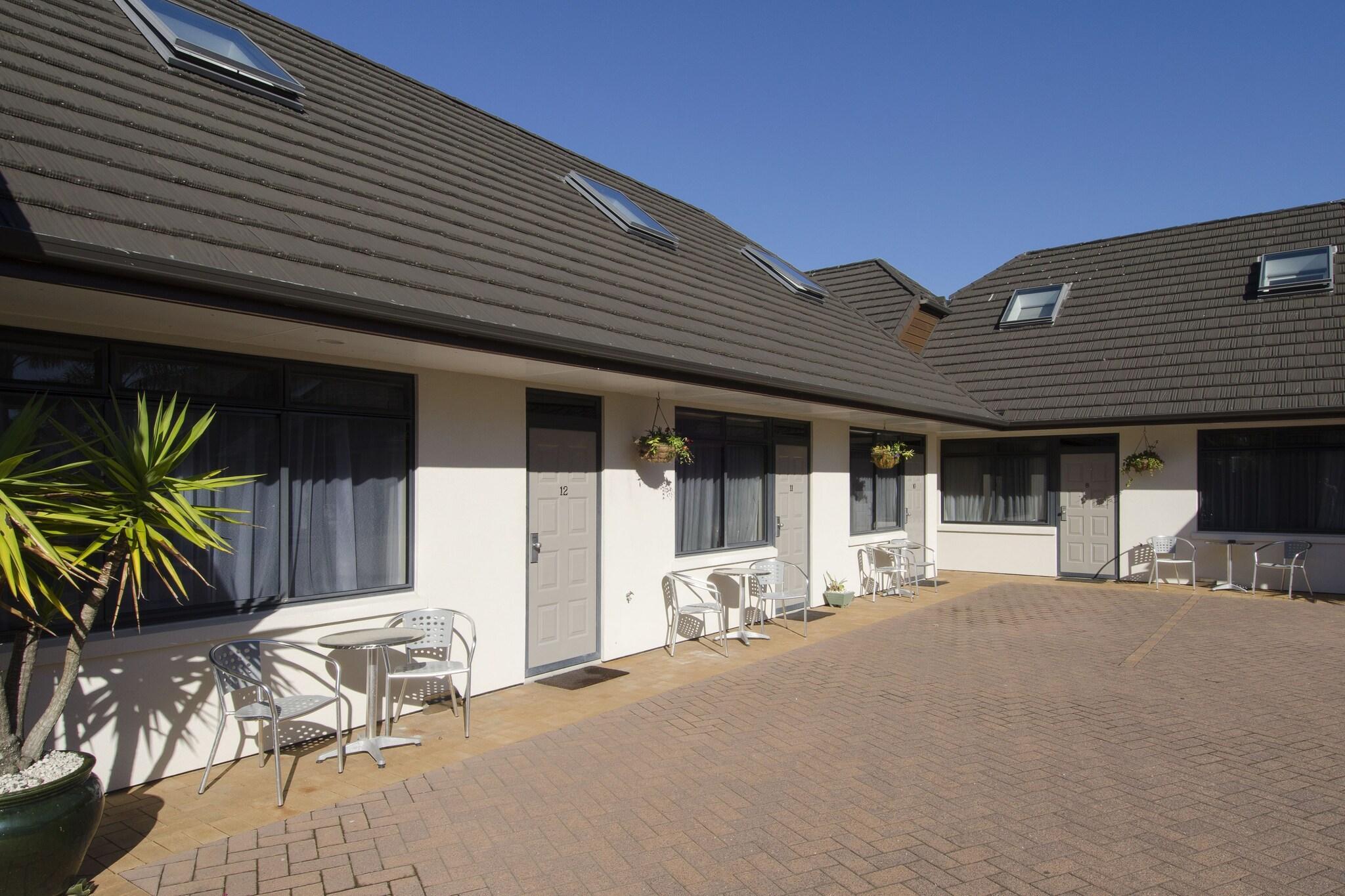 Varios Bay Palm Motel