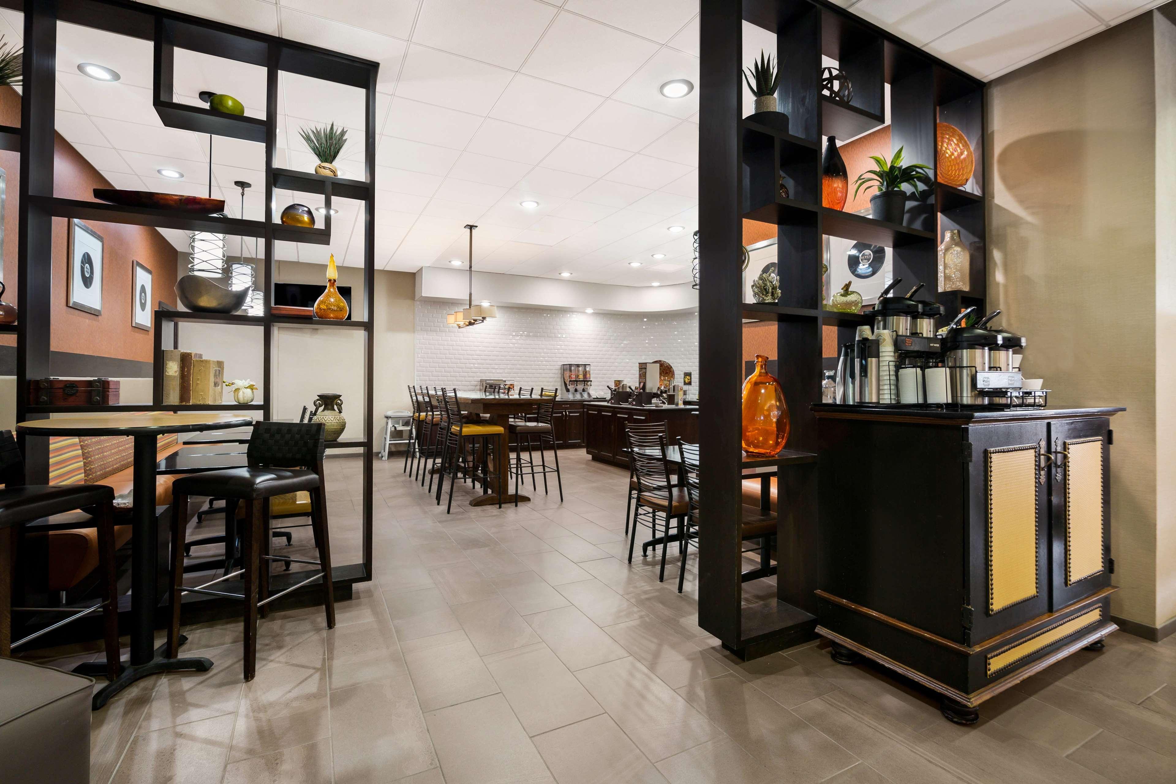 Restaurant Revel Hotel Minot, SureStay Collection by Best Western