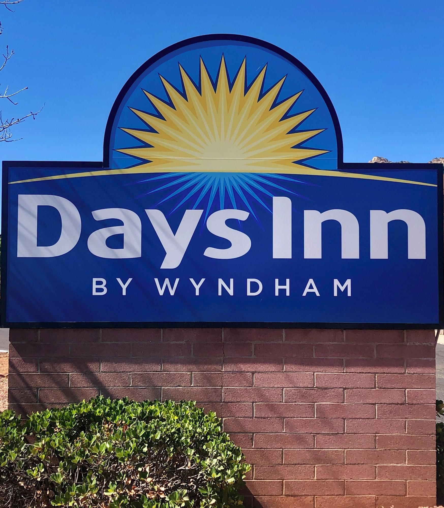 Vista Exterior Days Inn by Wyndham Bakersfield