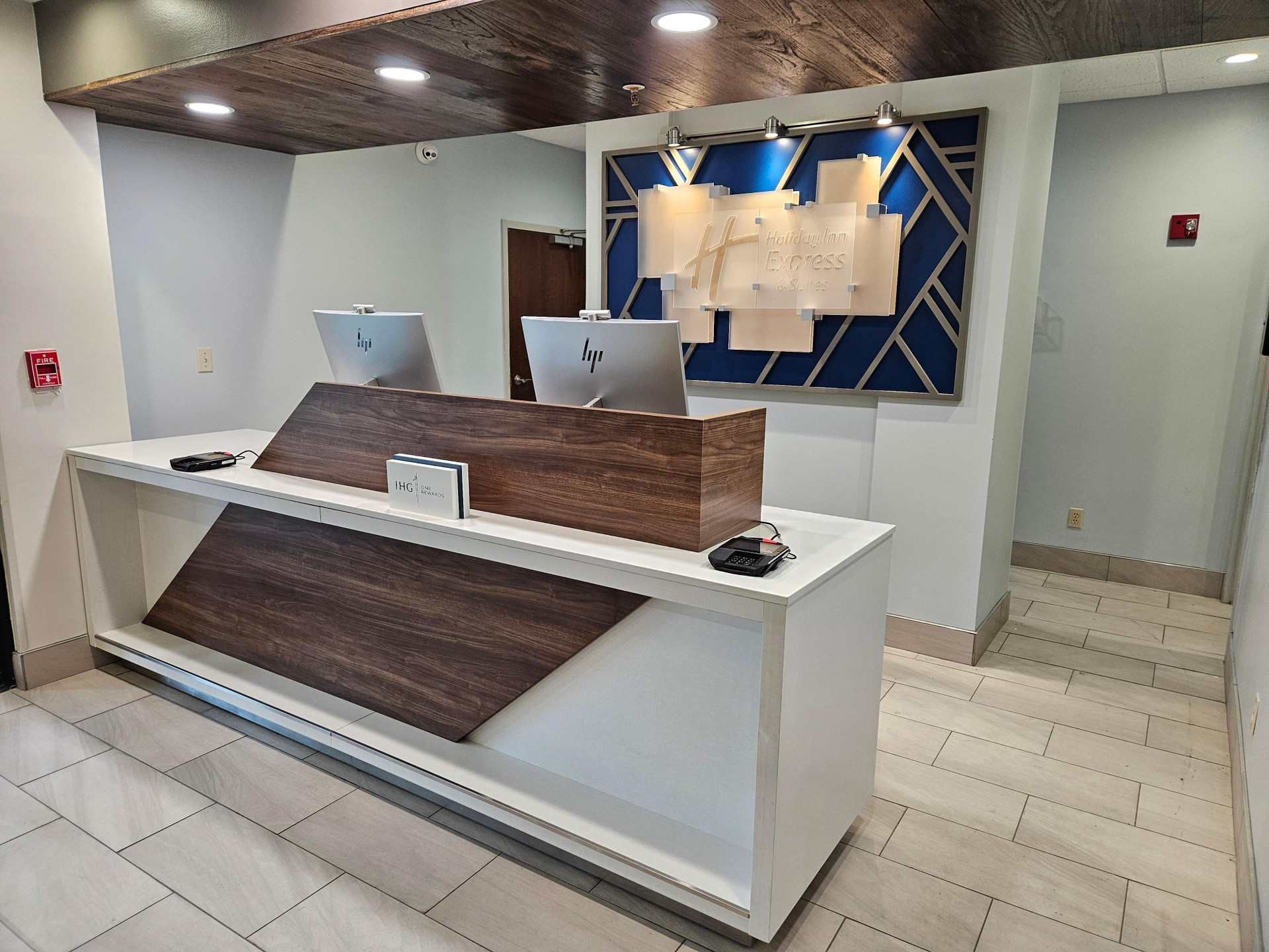 Vista Lobby Holiday Inn Express and Suites Cincinnati Blue Ash