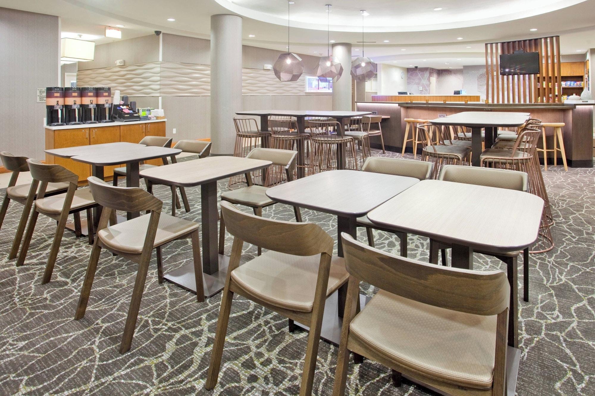 Restaurant SpringHill Suites by Marriott Wichita East at Plazzio