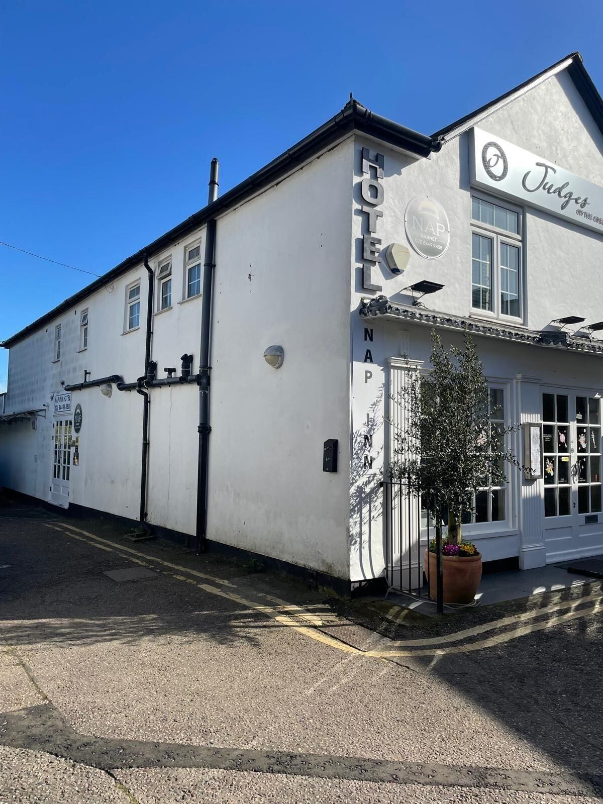 Varios Nap Barnet Hotel