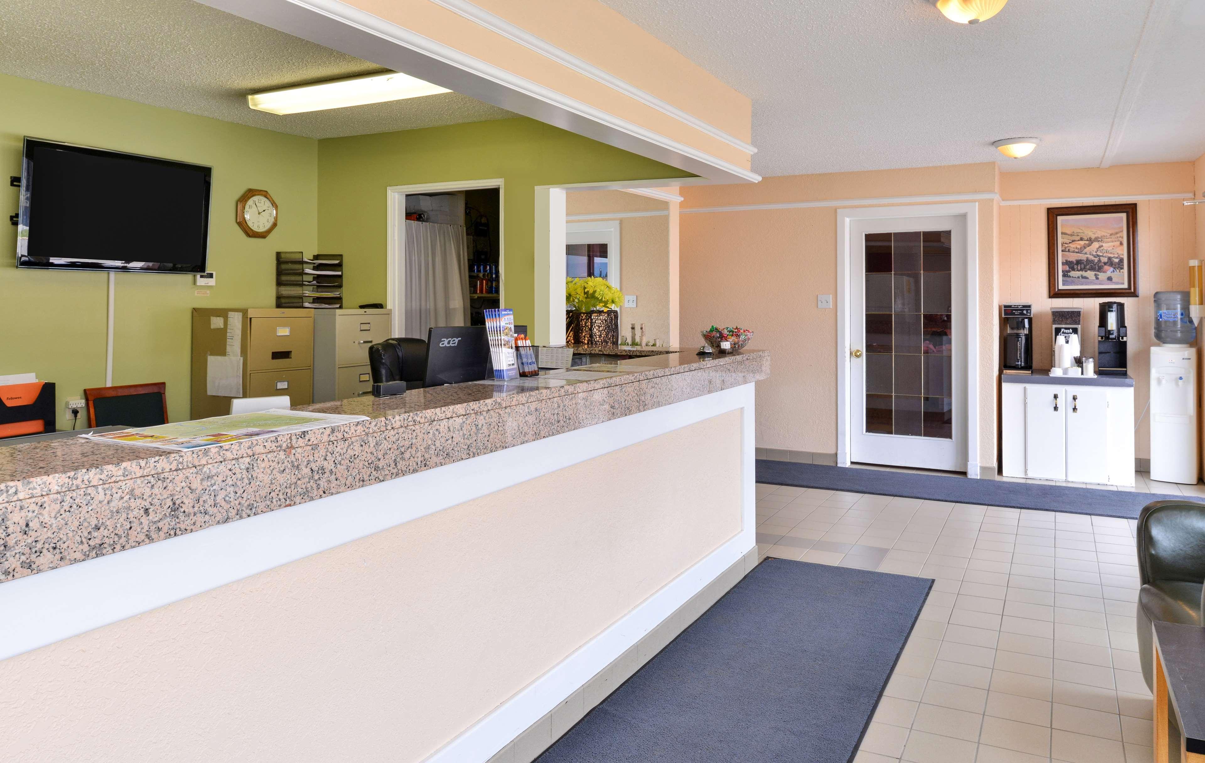 Vista Lobby Canadas Best Value Inn Whitecourt