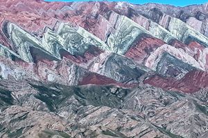 Actividad - Hornocal con Pueblo de Humahuaca desde San Salvador de Jujuy