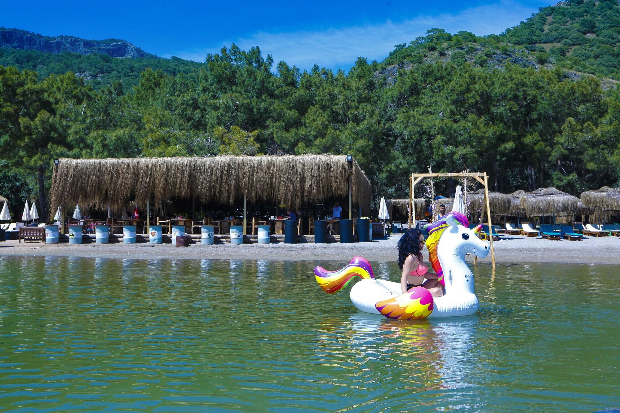 Restaurant Green Pine Beach & Bungalows