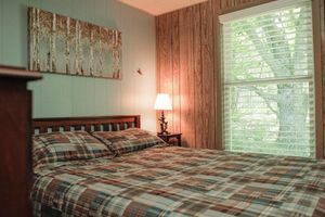 Alquiler Vacacional - Cozy Riverfront Cabin w/ Water Access, Fireplace, AC, Firepit