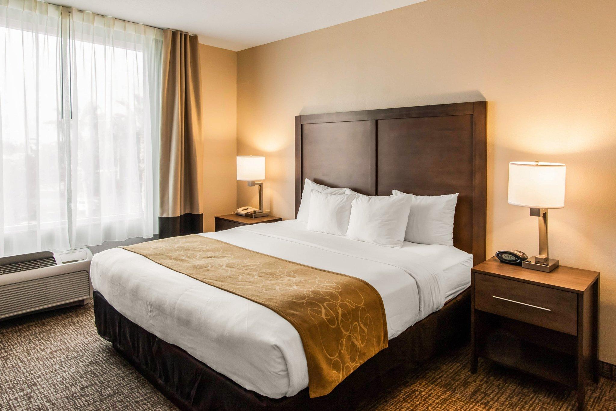 Hotel Comfort Suites Maingate East