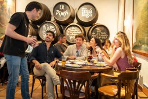 Actividad - Tour gastronómico por Málaga: tapas, vino y terrazas - Tour premium para grupos pequeños