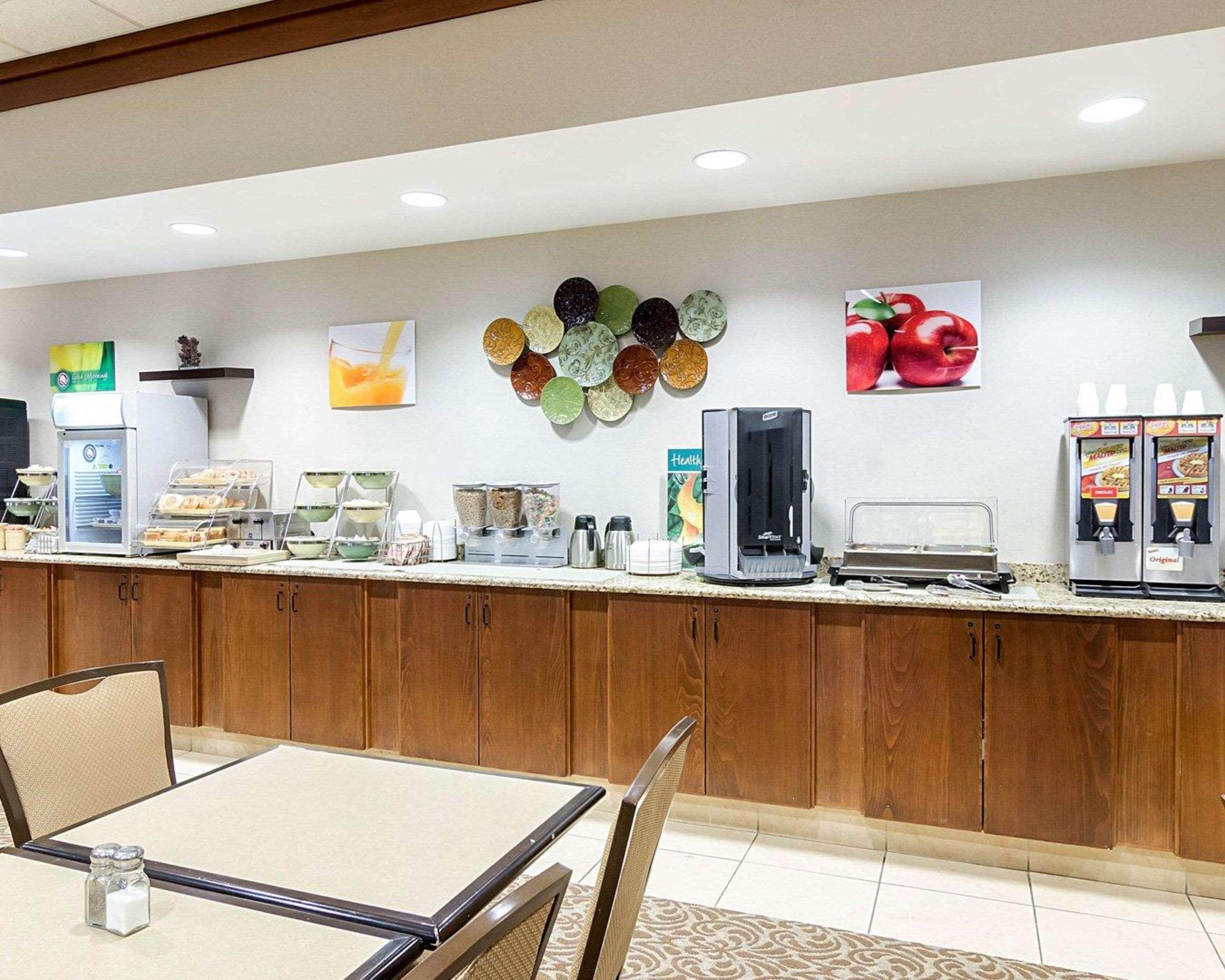 Restaurant Baymont by Wyndham Jamestown Conference Center & Water Park