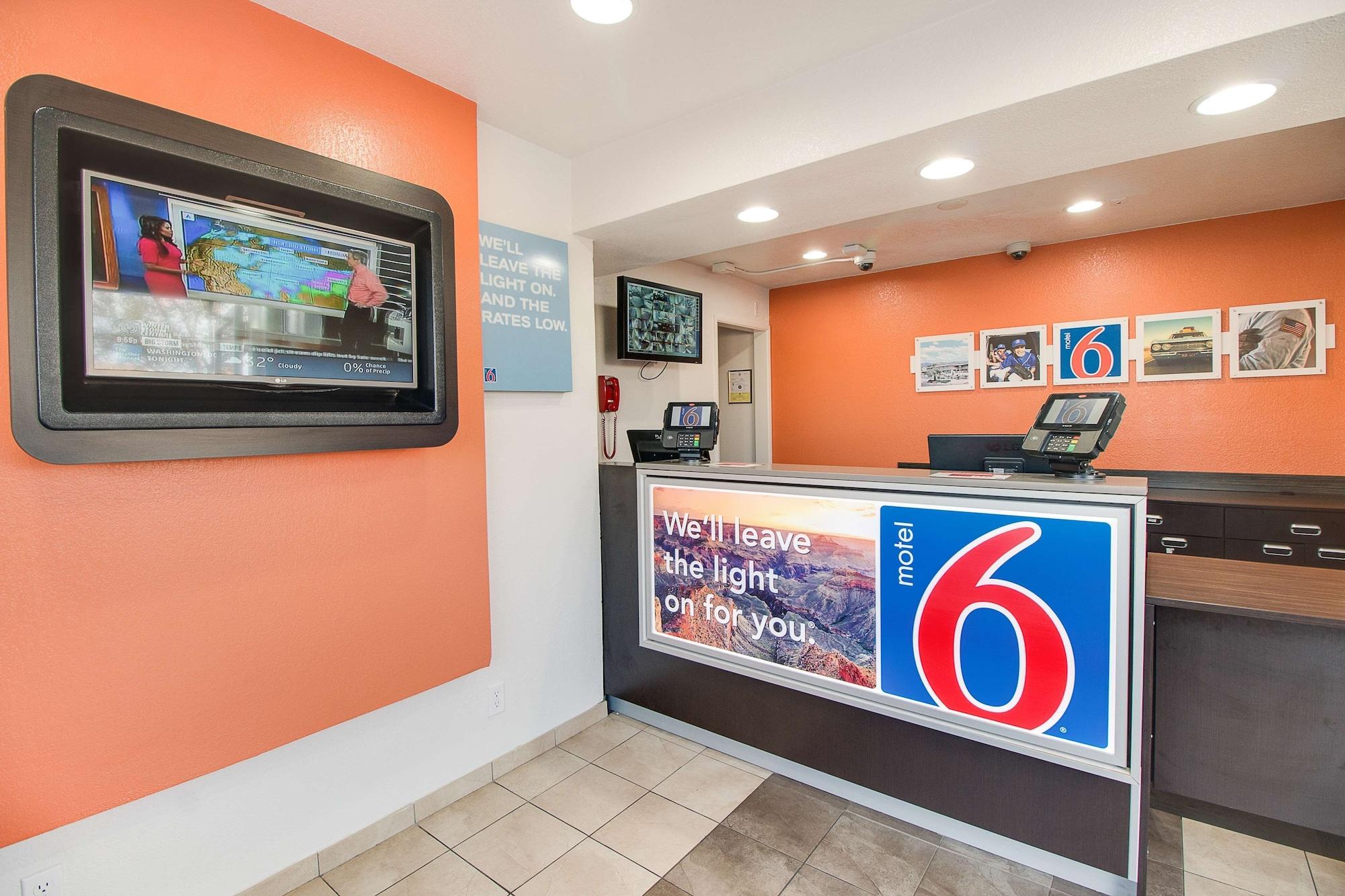 Vista Lobby Motel 6 Phoenix East