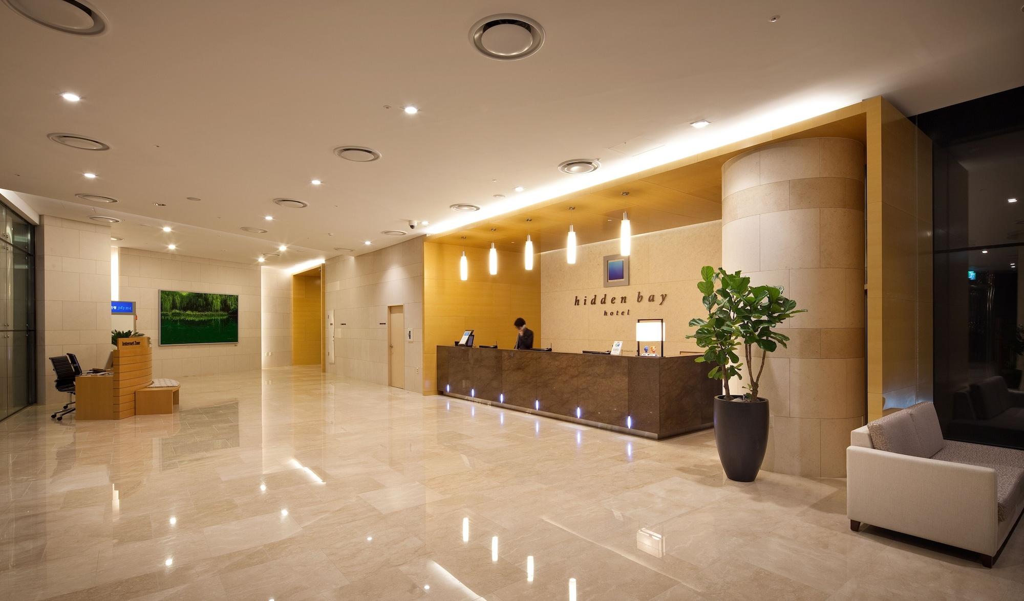 Vista Lobby Hidden Bay Hotel