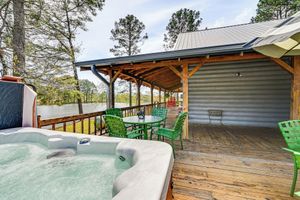 Alquiler Vacacional - Broken Bow Cabin w/ Hot Tub & Fishing On-site!