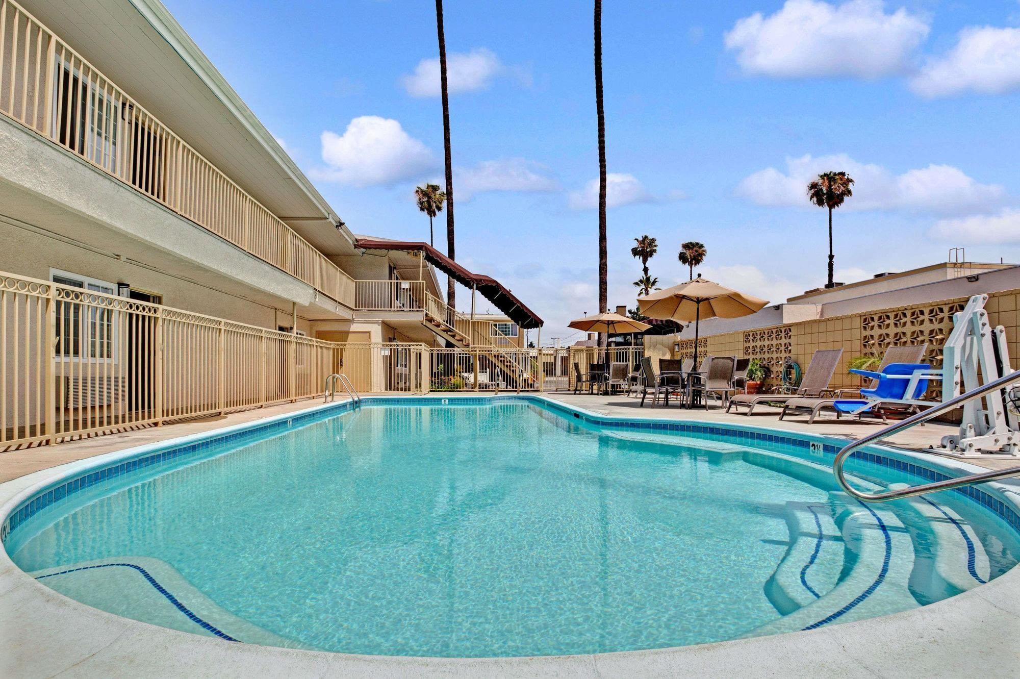 Vista Piscina Super 8 Los Angeles