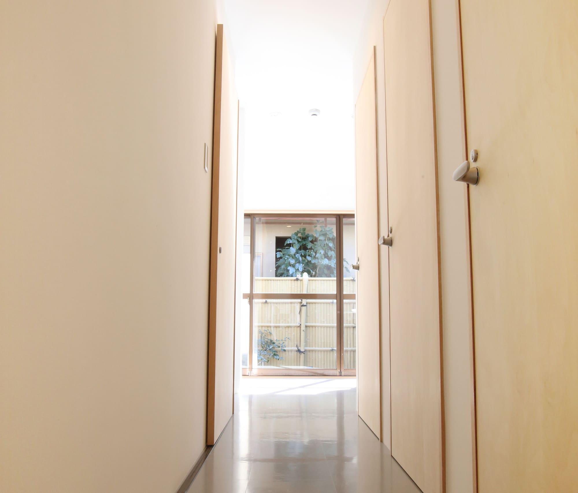 Varios BOND - Hostel