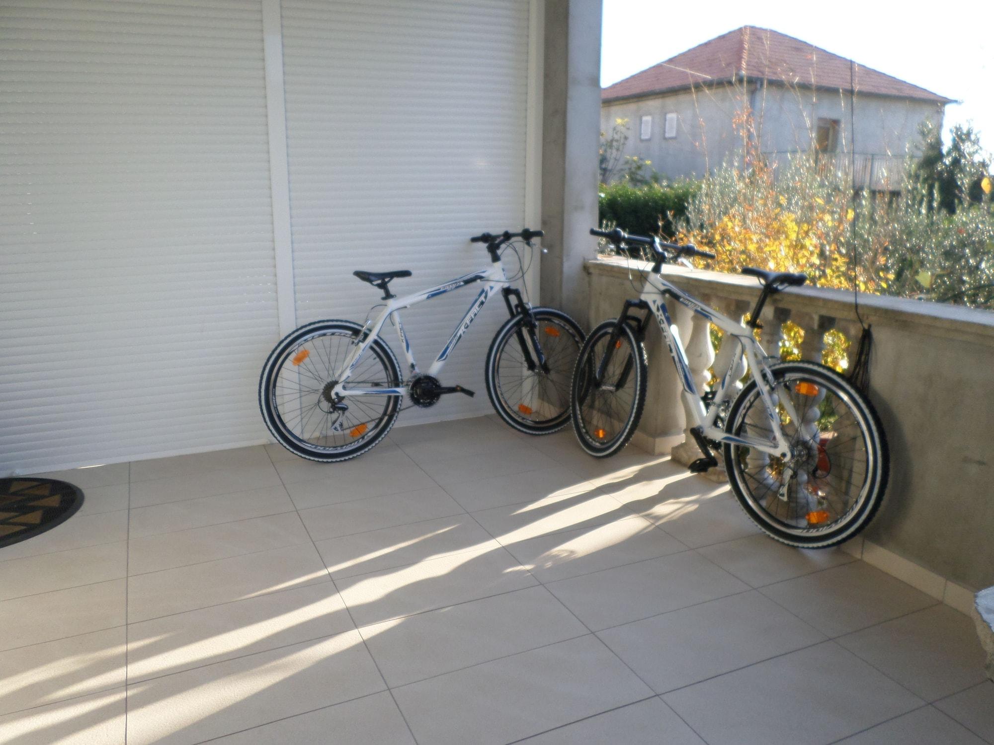 Varios Apartments and Room Thea